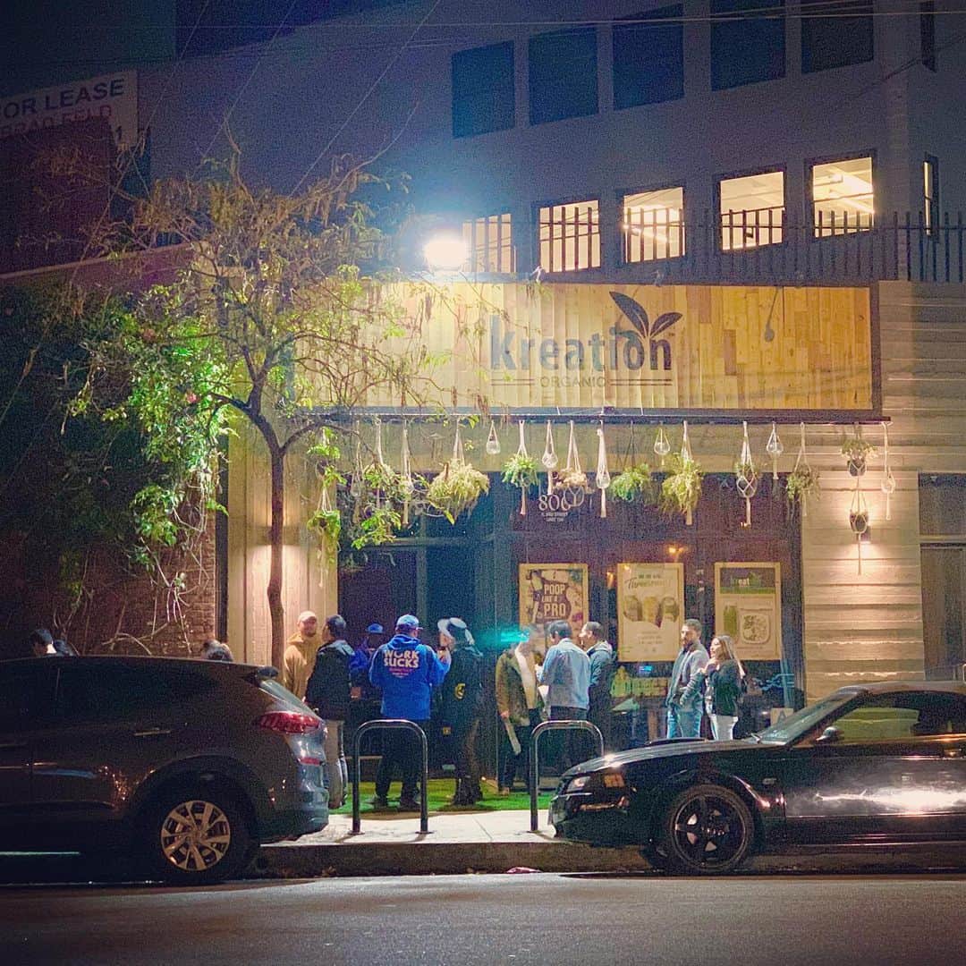 筑間はこべさんのインスタグラム写真 - (筑間はこべInstagram)「Feb 21 .2020  LosAngeles②  お店アート🍃🍂 #artsdistrict  #kreation  #wurstkuche #ワースクーカー #ロスでホットドックといえばワースクーカー #生えてます！ #やっぱり街中がアート #skidrow #ホームレスをカッコよく描いた壁画 #ビール工場外観」3月4日 1時38分 - hakobechikuma
