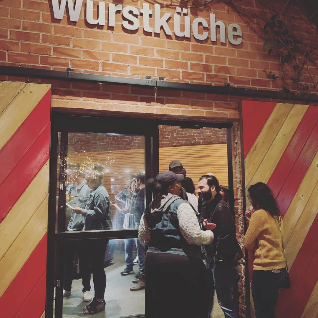 筑間はこべさんのインスタグラム写真 - (筑間はこべInstagram)「Feb 21 .2020  LosAngeles②  お店アート🍃🍂 #artsdistrict  #kreation  #wurstkuche #ワースクーカー #ロスでホットドックといえばワースクーカー #生えてます！ #やっぱり街中がアート #skidrow #ホームレスをカッコよく描いた壁画 #ビール工場外観」3月4日 1時38分 - hakobechikuma