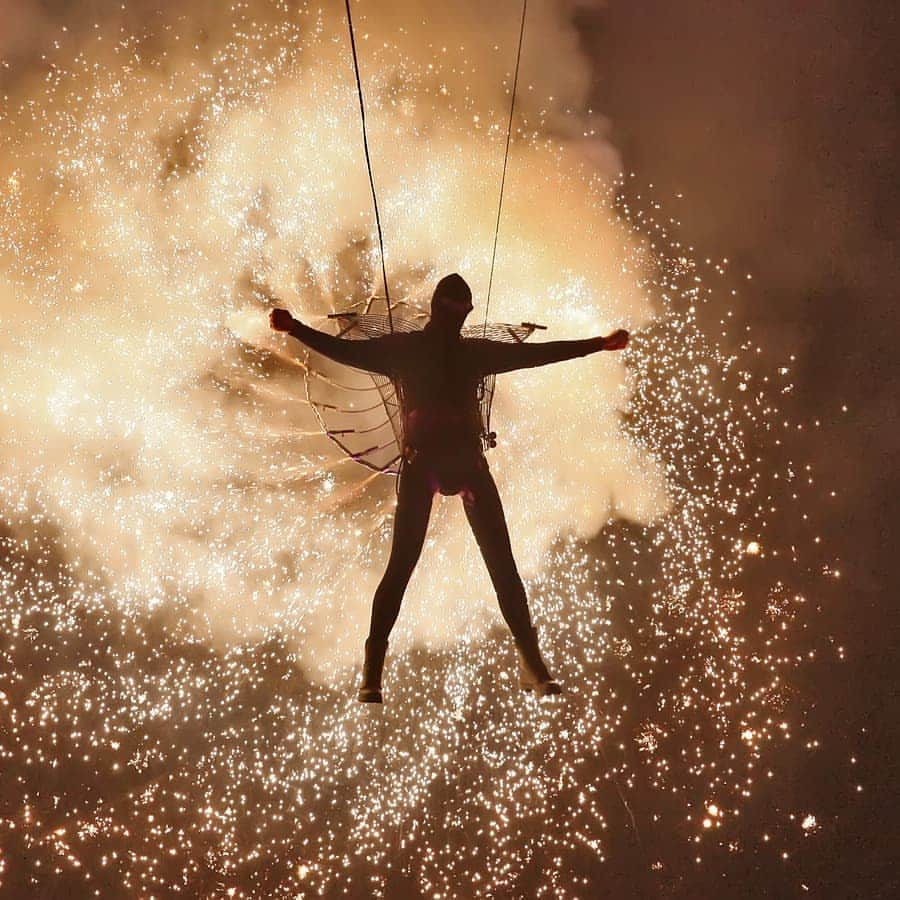 Sensationのインスタグラム：「Sparks that light up the stadium. Moments like this, you will remember for a lifetime✨.⠀ ⠀⠀ #BeyondSensation #Sensation #SensationWhite #Amsterdam #JohanCruijffArena #World #tickets #ticketshop #lightshow #celebratelife #festival #musicfestival #IDT」