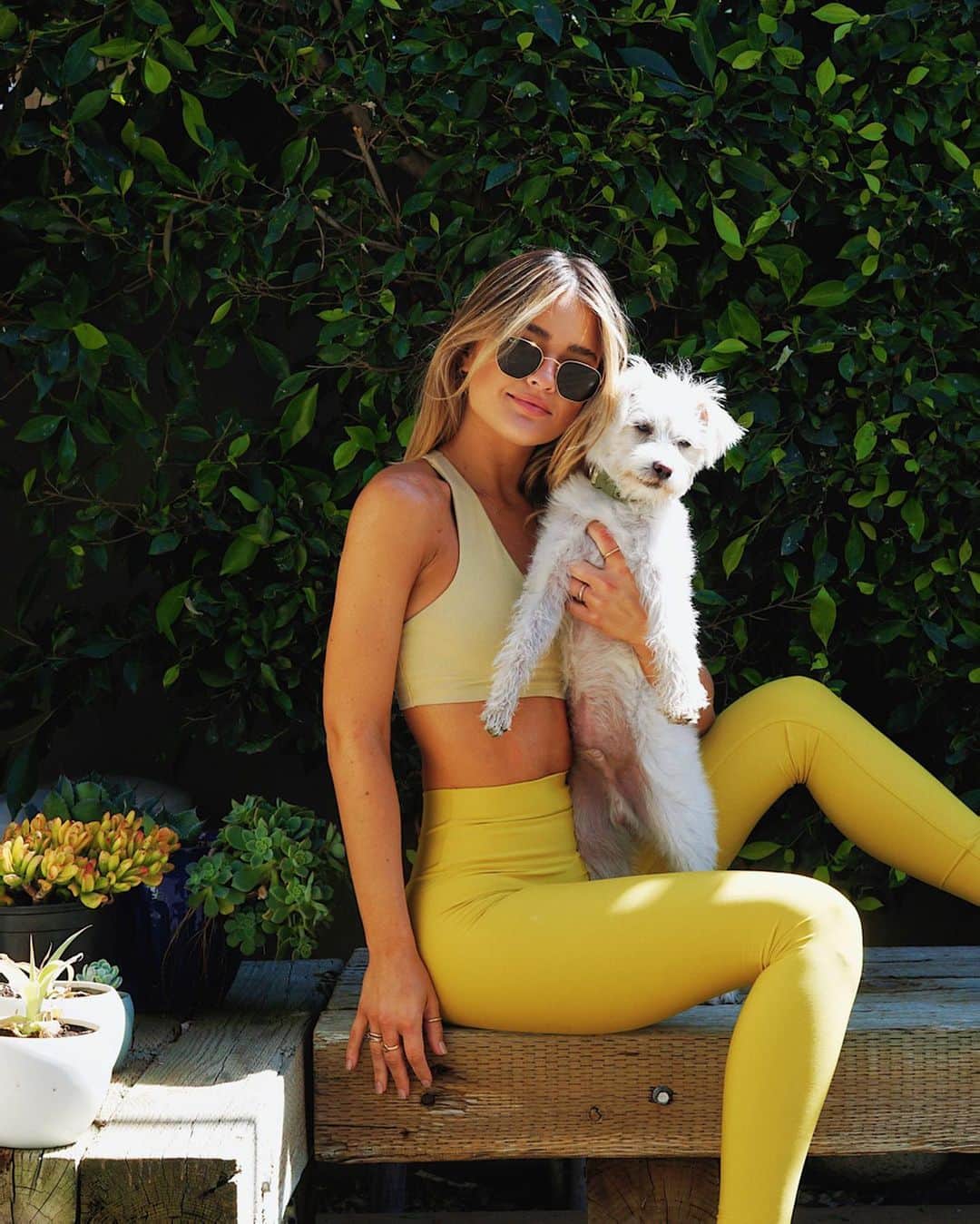 ヴェール・ゲンタのインスタグラム：「Never would’ve imagined adopting a puppy would bring me so much happiness...Can’t express how grateful I am that this little guy is in my life 🐾 Wilson approves of @aloyoga 💛」