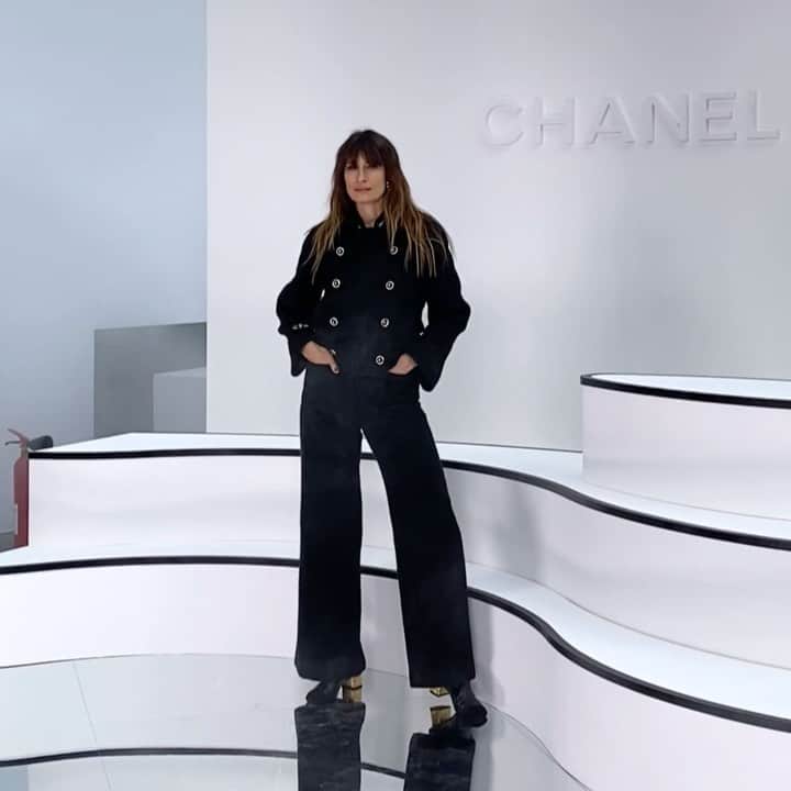 カロリーヌ・ド・メグレのインスタグラム：「My look at #ChanelFallWinter today, from the Métiers d’Art collection 😍 with a @goossens_paris earring Hair @rudymarmet  Makeup @khelamakeup」