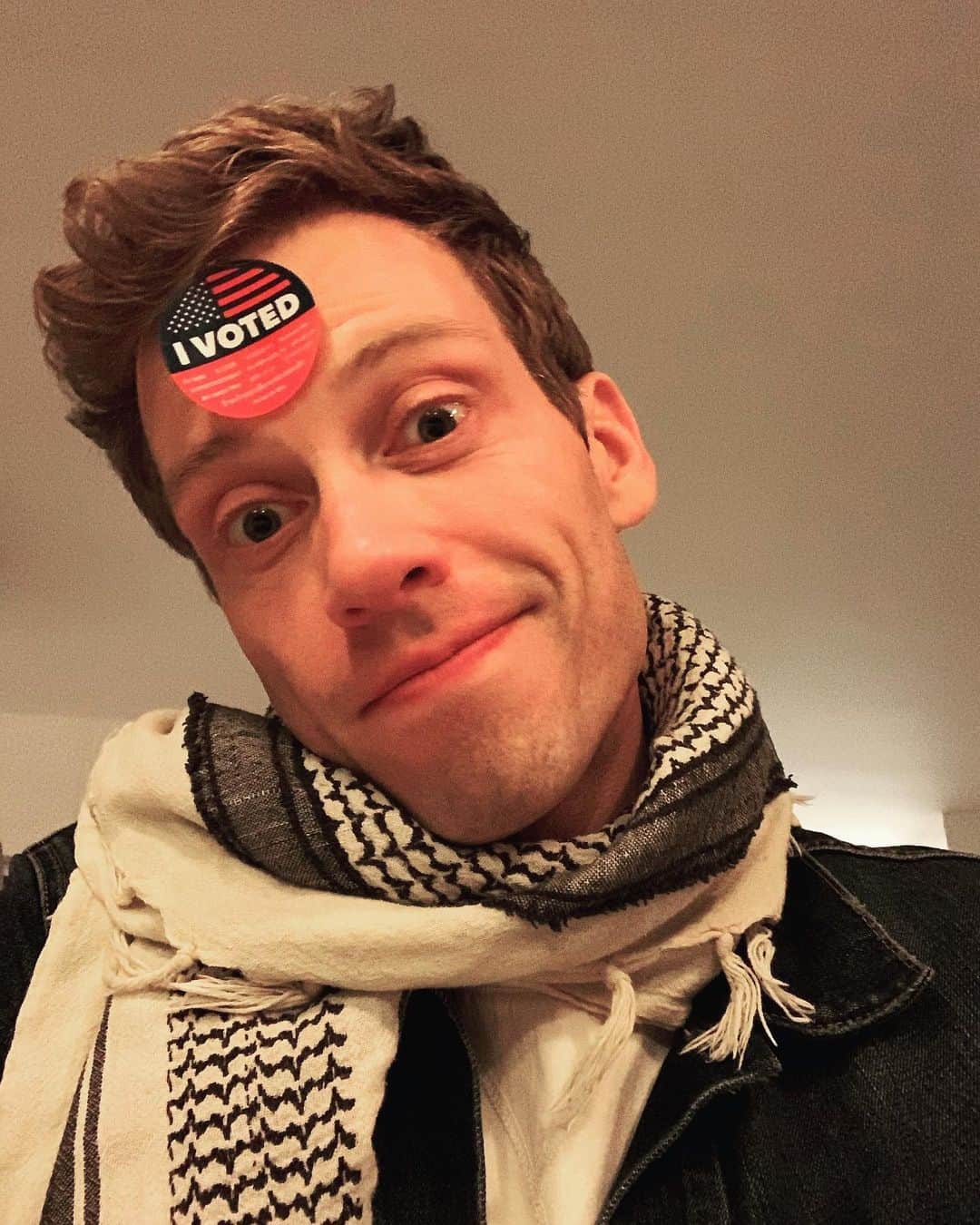 バーレット・フォアのインスタグラム：「Did you?  Voting in CA just got even easier: - Same Day Voter Registration - Early in-person voting - Mail-in ballots *postmarked* March 3 - Ballot drop boxes at polls and other locations like libraries 🙋🏼‍♂️ Does your state make it this easy to vote? If not, ask why. Then do something about it!  #civicduty #ivoted」