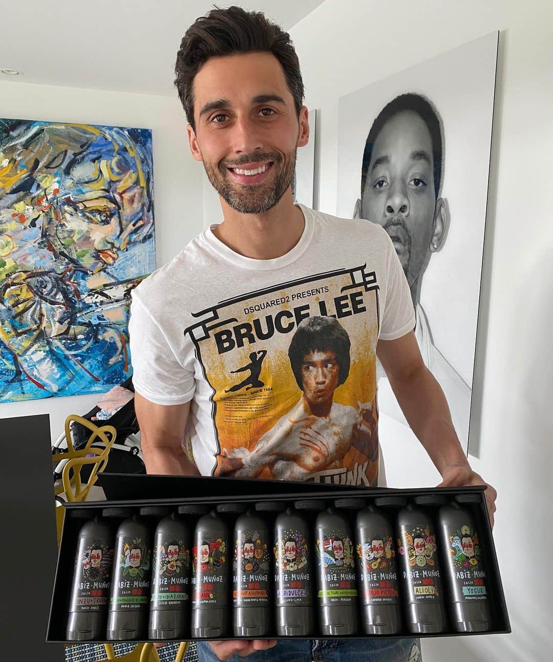 アルバロ・アルベロアのインスタグラム：「¡Ya tengo todas las salsas del gran @dabizdiverxo! Muchísimas gracias, bestia. Me van a faltar días para probarlas todas, ya me dirás cual es la que te hace volar! ❌⭕️ 🤣🤤🙌🏼🤟🏼」
