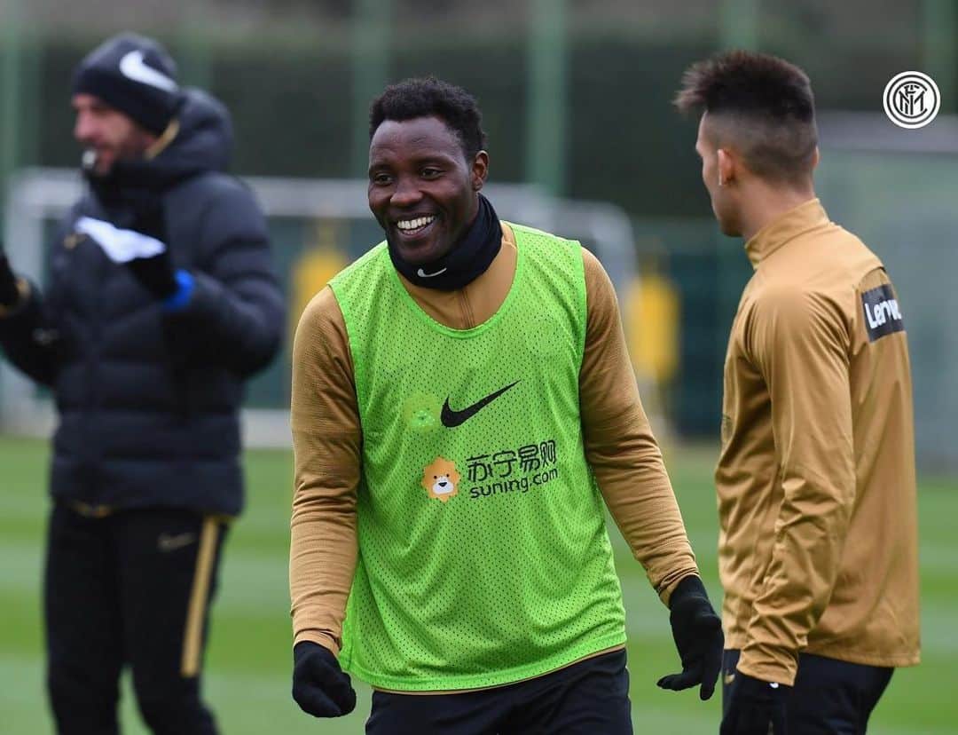 クワドォー・アサモアのインスタグラム：「Always smiling ⚫️🔵 #Training #Team #Focus @inter」
