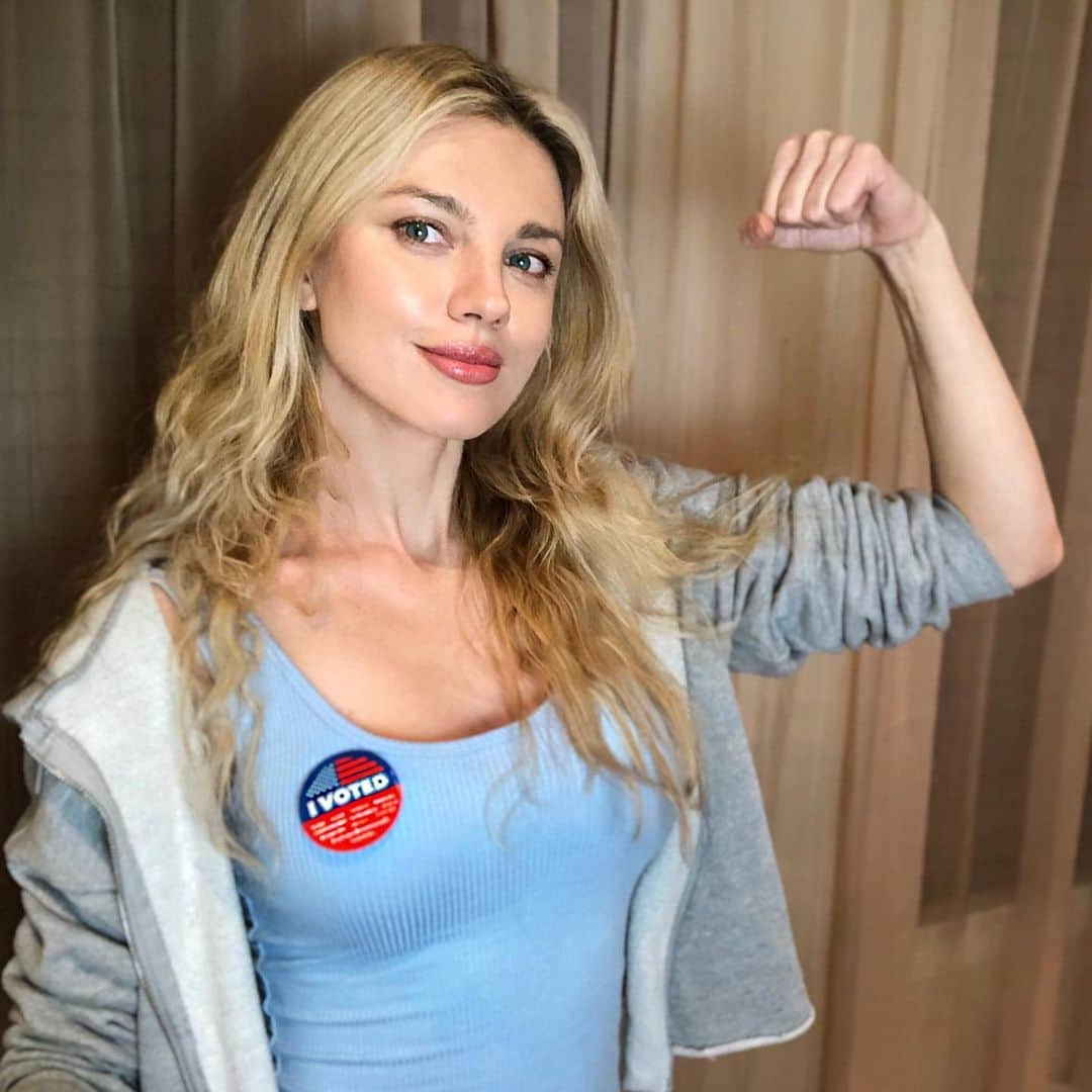 バール・パリーのインスタグラム：「Proud to have #voted this #supertuesday2020 because I believe in a living wage, universal healthcare, racial justice, climate change & a better future for our country 🇺🇸🗳☮️ C’mon fam, we can do this 💪💪💪 Fight for someone you don't know ♥️ #NotMeUs @berniesanders」