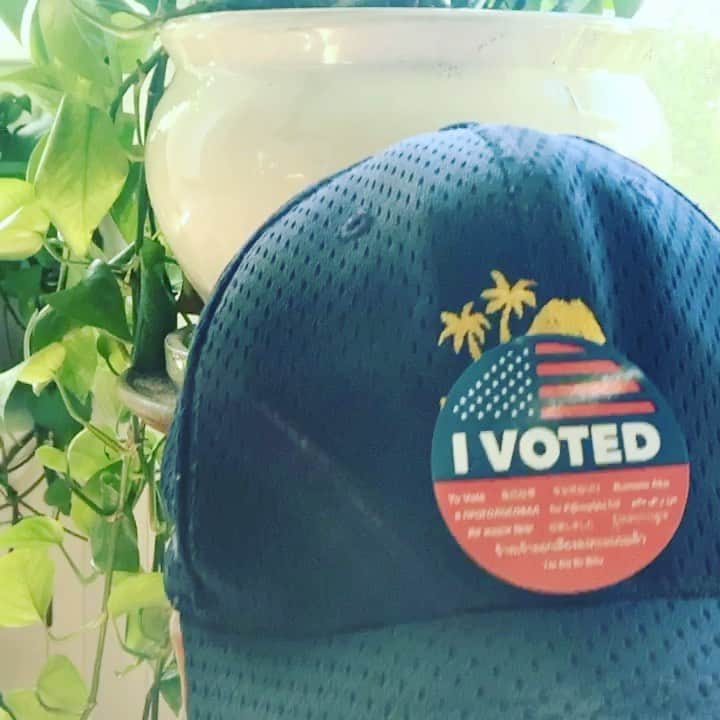 マギー・グレイスのインスタグラム：「Happy #supertuesday ! Let’s get out there and #VOTE like the future of the planet depends on it! 🗳🌿⚡️ #voteforclimatejustice #yesonR #castyourballot」