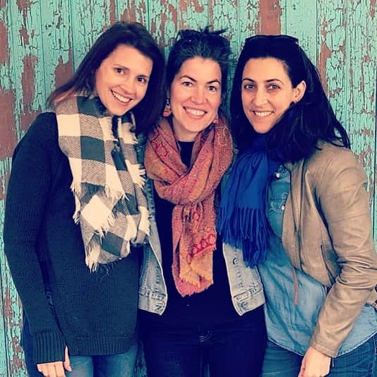 ジュリー・マクニヴンのインスタグラム：「Had a wonderful weekend in San Diego celebrating nearly 40 years of friendship! Love you ladies! 😘😘」