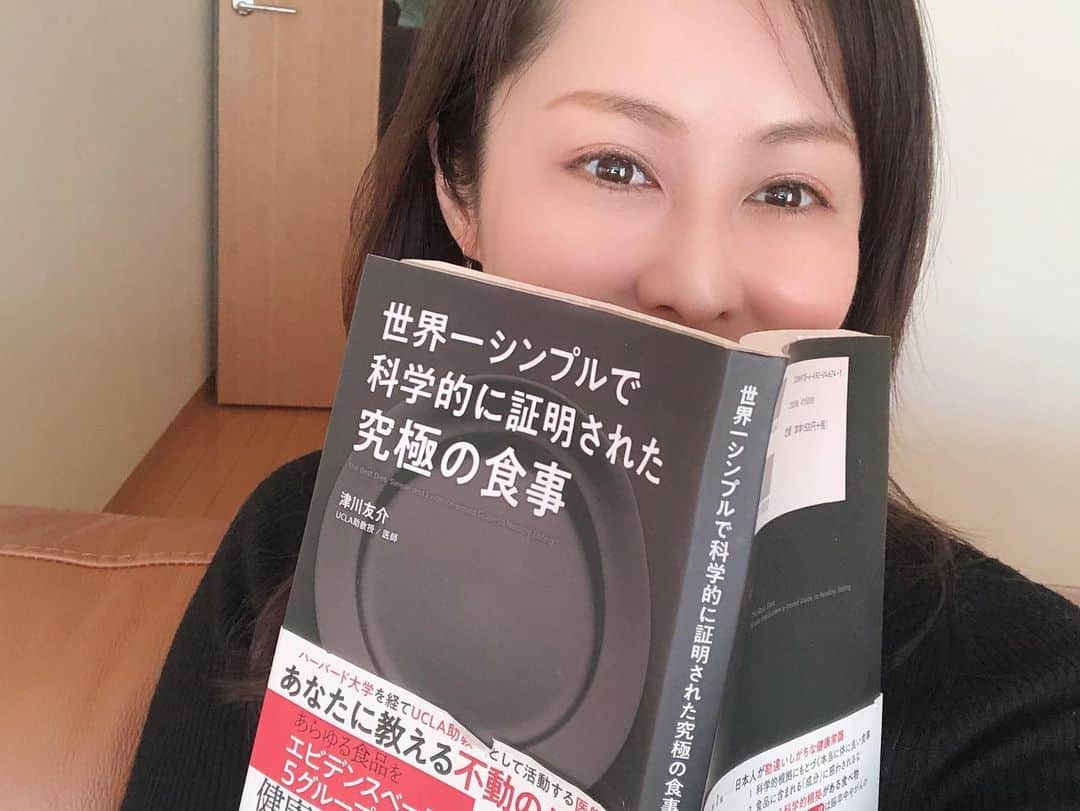 藤井美加子さんのインスタグラム写真 - (藤井美加子Instagram)「☆﻿ 毎日色々な情報が飛び交っております﻿ 必要な情報を賢く取れ﻿ あとはさらりと流しましょう ﻿ ﻿ 誰かを責めたり批判したり…﻿ 悪口はコロナウィルスより健康に悪いよ﻿ ﻿ ﻿ それより私はこちらの本を読んで﻿ ふむふむと赤線引きまくっています。﻿ ﻿ 食品や健康にご興味のある方には超おすすめ﻿ ﻿ ﻿ 美しくなりたいけど本読むのめんどくさ！﻿ 健康ではいたいけど食品に拘るの無理！﻿ ﻿ って方はいずれ私の講演会きて♡🤝♡﻿ ﻿ ﻿ ﻿ #アンチエイジングアドバイザー﻿ #美肌食マイスター﻿ #女優﻿ #三木美加子﻿ #講演会﻿ #美しく生きる﻿ #50歳の美加子﻿ #身体は食べ物で出来ている﻿ #美と健康﻿ #雛祭り﻿ #桜餅たべたよ﻿ #笑っていこうね﻿」3月3日 18時02分 - mikako_miki