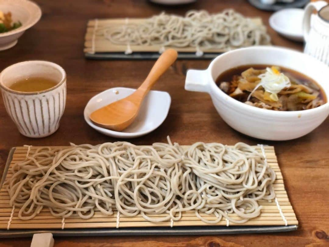 古屋敷沙耶さんのインスタグラム写真 - (古屋敷沙耶Instagram)「先日、大好きな仲間と食事に行ったところ、ふきのとうの天ぷらが出てきました。 . . 毎日慌ただしくて、季節の移ろいを感じることも忘れていました😭 . . ラジオには、臨時休校で家にいる小中学生がお父さんお母さんのスマートフォンを借りてメッセージを送ってくれたり、孫に向けて！と曲のリクエストをいただいたり、、 こんな時、うちはこう過ごしてますよ！と色んなアイデアをいただくことも。 . . こんな時こそ、しっかり栄養のあるものをたくさん食べて、時には息抜きもしつつ、みんなで力を合わせて乗り越えていきましょう😊 . . . #ふきのとう#蕎麦 #春ですね #今が踏ん張り時 #みんなで乗り越えましょう」3月3日 18時03分 - mrt.furuyashiki