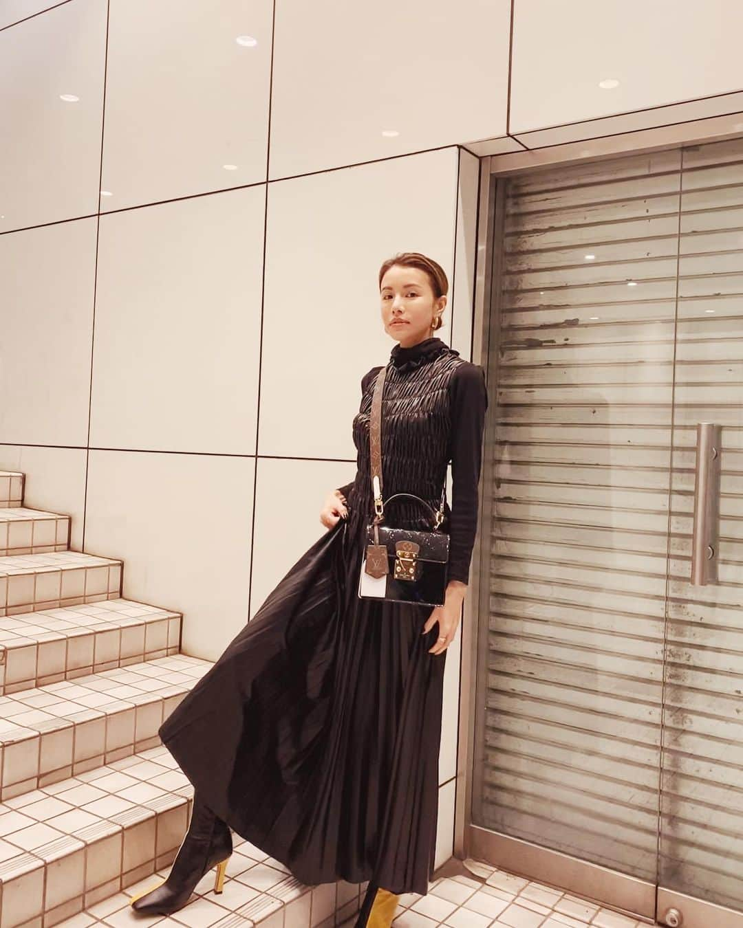 難波サキさんのインスタグラム写真 - (難波サキInstagram)「BLACK♥♥♥ ワンピース　#zara バッグ #louisvuitton  バイカラーブーツ#zara  タートルニット #uniqlo ・ 実はね、人生で初めて500玉貯金一年半してたの❣️ やった事ある人にしかわからない… 500円玉貯金してる人ー？？いる？？ 500円玉がお釣りで来るときの喜び（笑） それをまた500円玉の貯金箱にいれる音（笑） 溜まりに溜まって両替に銀行にあづける時の恥ずかしさ（笑） そして自分にご褒美New Bagを…😍 そして箱から出す瞬間… サンタクロースにプレゼント🎁もらった時のような 子供みたいに嬉しい感覚（笑） #500円玉貯金  は最高に楽しいワクワク（笑）🤣 空になった貯金箱はまた500円玉貯金リスタート✌🏽 ・ #ootd#zarawomen #louisvuittonbag  #uniqloコーデ #ブラックコーデ」3月3日 18時18分 - sakinanba