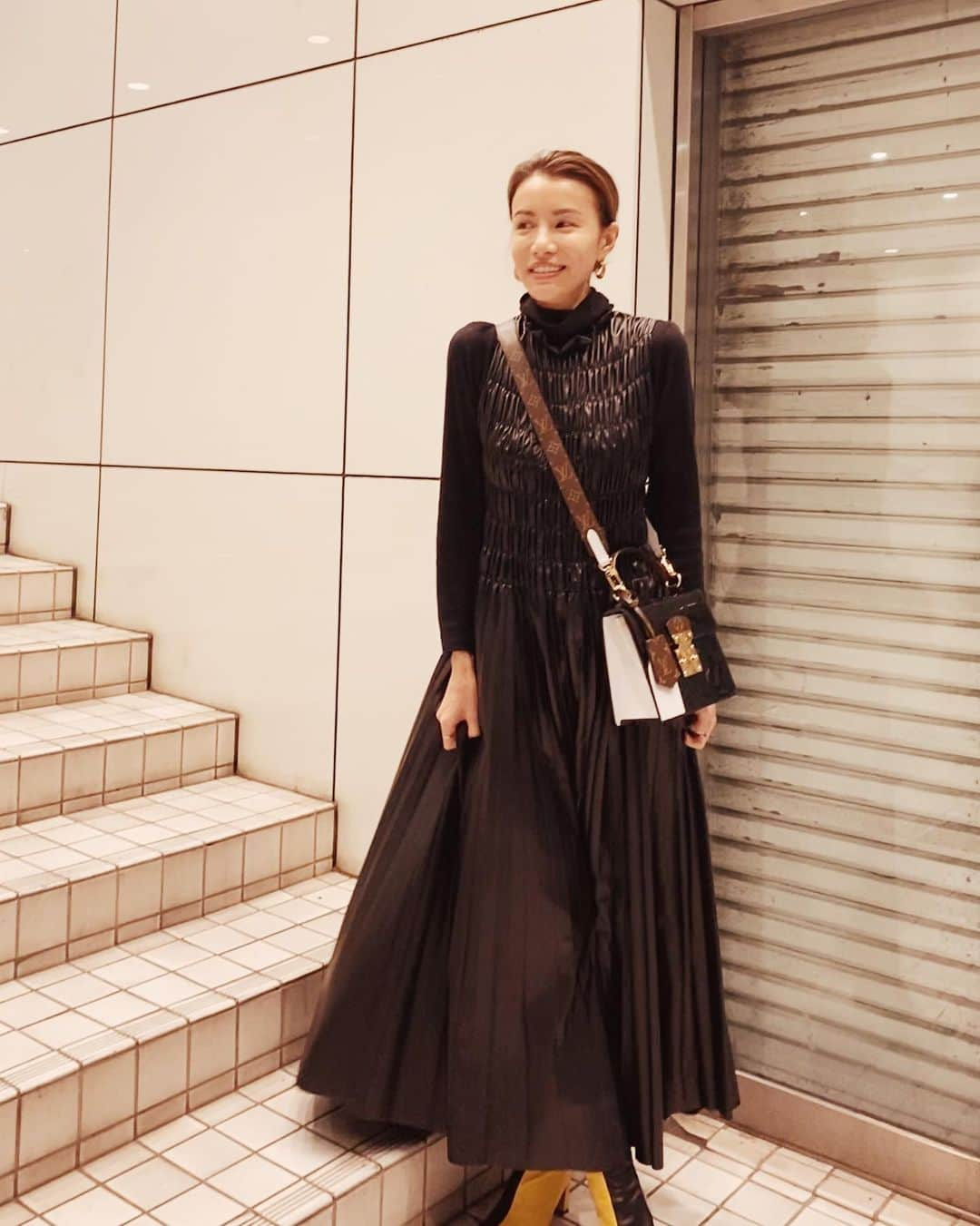 難波サキさんのインスタグラム写真 - (難波サキInstagram)「BLACK♥♥♥ ワンピース　#zara バッグ #louisvuitton  バイカラーブーツ#zara  タートルニット #uniqlo ・ 実はね、人生で初めて500玉貯金一年半してたの❣️ やった事ある人にしかわからない… 500円玉貯金してる人ー？？いる？？ 500円玉がお釣りで来るときの喜び（笑） それをまた500円玉の貯金箱にいれる音（笑） 溜まりに溜まって両替に銀行にあづける時の恥ずかしさ（笑） そして自分にご褒美New Bagを…😍 そして箱から出す瞬間… サンタクロースにプレゼント🎁もらった時のような 子供みたいに嬉しい感覚（笑） #500円玉貯金  は最高に楽しいワクワク（笑）🤣 空になった貯金箱はまた500円玉貯金リスタート✌🏽 ・ #ootd#zarawomen #louisvuittonbag  #uniqloコーデ #ブラックコーデ」3月3日 18時18分 - sakinanba