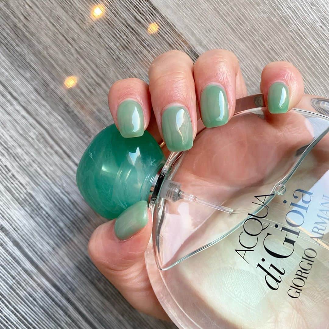 山賀琴子さんのインスタグラム写真 - (山賀琴子Instagram)「初めてのグリーン系💚﻿ ﻿ お気に入りの香水のボトルが可愛くて﻿ 同じ色にしてもらったよ✨﻿ 爪の形も四角っぽくしてもらって﻿ 透明感のあるカラーとマッチしてて﻿ とてもお気に入り☺️﻿ ﻿ 色が分かりやすいように写真は無加工です！﻿ ﻿ ﻿ #ネイル#グリーンネイル#春ネイル﻿」3月3日 18時18分 - kotokoyamaga