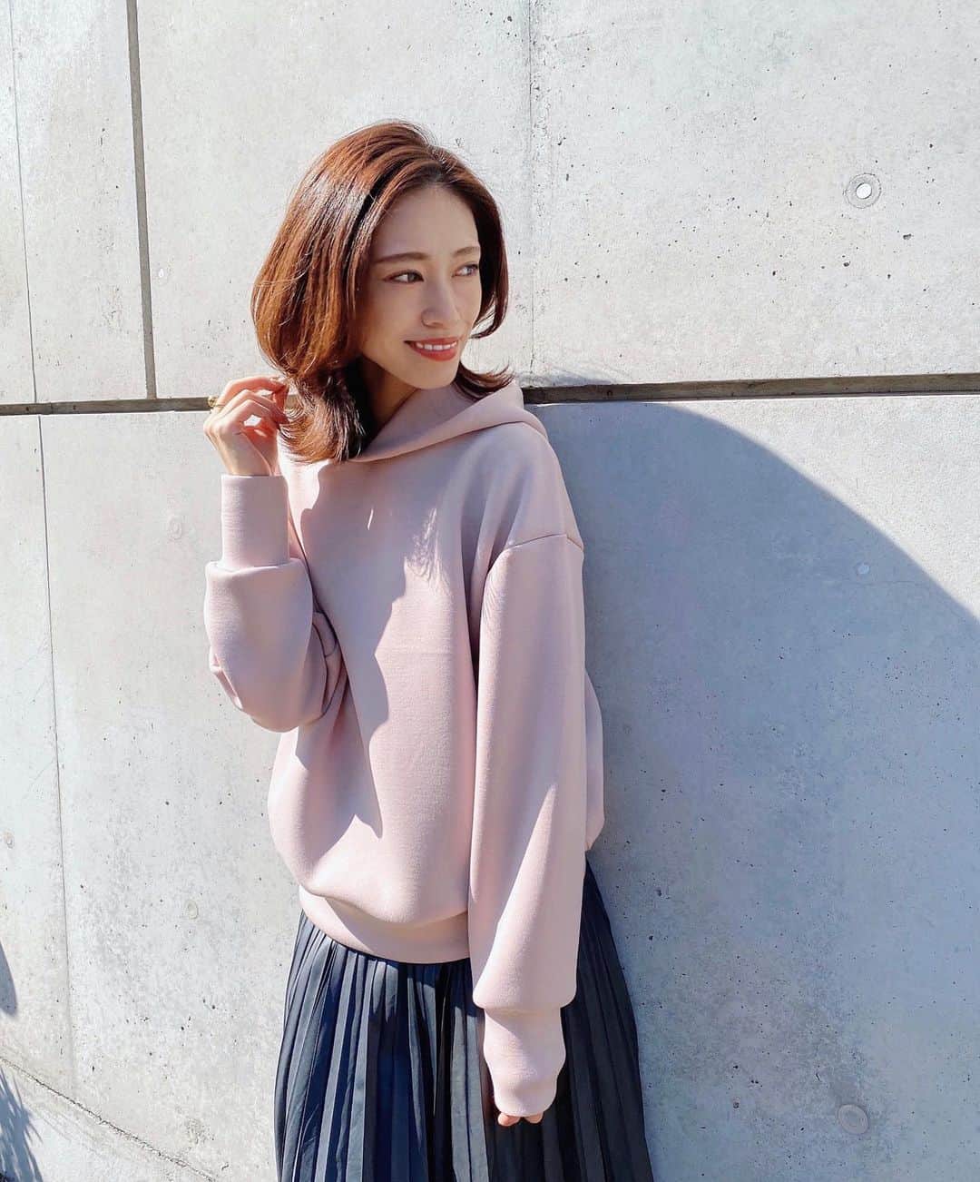 石黒美帆のインスタグラム：「*﻿ 先日 @above_ginza にてカット・カラー・ヘッドスパとフルコースして頂きました💇‍♀️﻿ ﻿ カットもカラーもお気に入り🤍﻿ 何より @above_chida さんのヘッドスパが気持ち良すぎて、最初お話ししてたのに気付いたらぐっすり💤﻿ 起きたら頭ってこんなに軽かったんだ…とビックリするくらいスッキリしていました🙌﻿ ﻿ またお伺いします😊﻿ ﻿ スウェットは先日載せたものと色違いのPINK💕 @elura_official ﻿ ﻿ ﻿ #fashion#fashionstyle#fashiongram#instafashion#outfit#ootd#dailylook#aboveginza#elura#패션#오오티디#ginza#スウェット#エルーラ#スウェットコーデ#ヘアサロン#ヘアケア#ヘッドスパ#銀座」