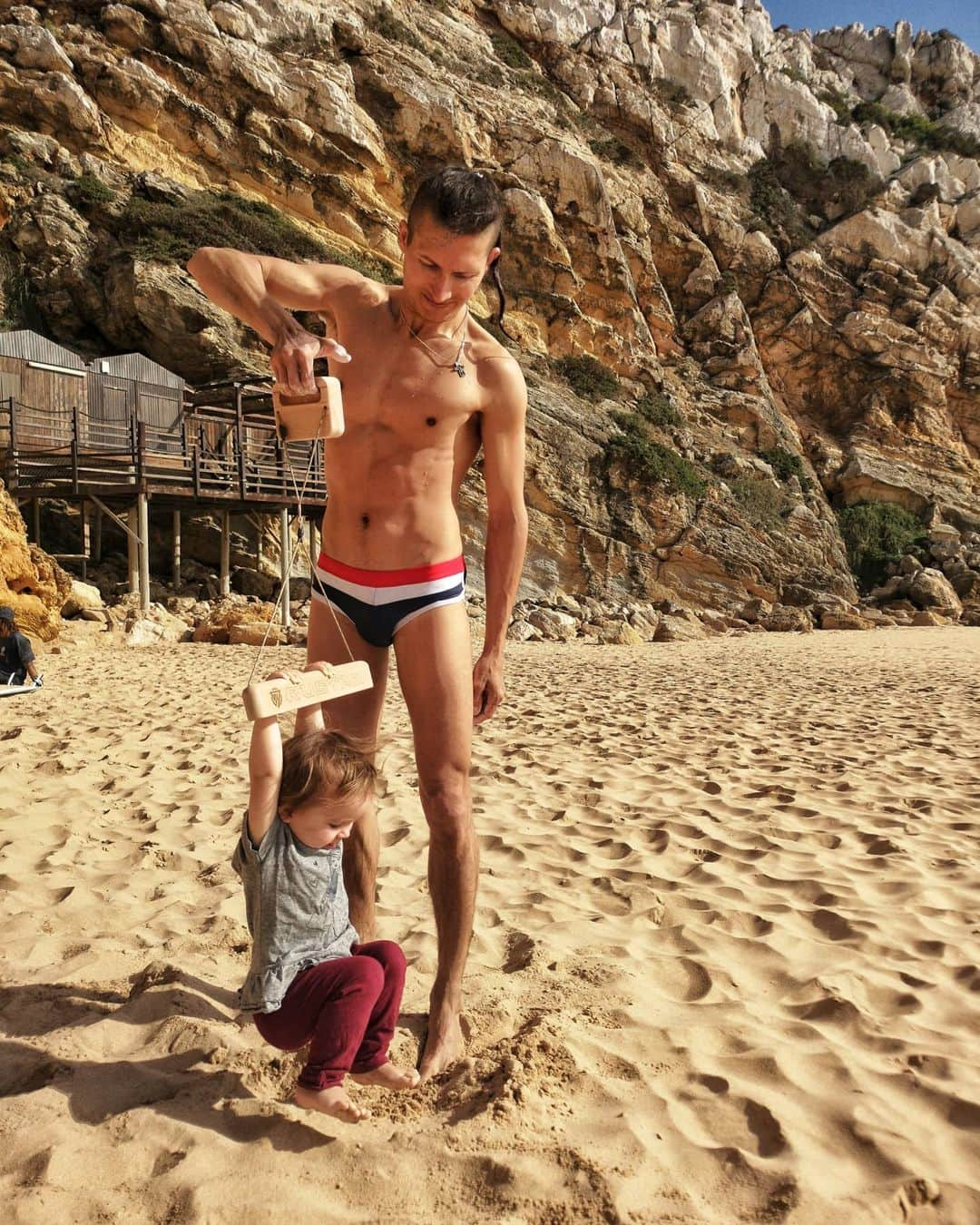 ルスタン・ゲルマノフのインスタグラム：「Training on the beach with @rustamclimbing devices 💪 kids love it 😁」