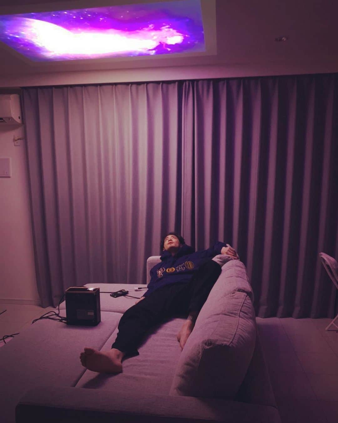 土屋光太朗のインスタグラム：「最近はお家でまったりした時間を過ごすことを好む傾向にある。 デザイン家電みたいにインテリアに映える小型でおしゃれなプロジェクターを天井に映して寝転びながら映画みたりとか最高な時間！ 自分の時間は有意義に使いたいよね👌🏽 #寝ころ部 #EPSON #ホームプロジェクター #PR」