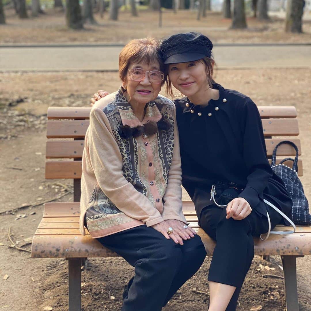 のインスタグラム：「-﻿ 人生88年、歳を重ねていらっしゃるだけあり﻿ 一言一言に重みがあります😌﻿ ﻿ 私も88歳になった時、こうして元気で生きている事、周りの人に感謝の気持ちを持っている人でありたいな🌿﻿ ﻿ 今日は美代子さんのお母さんから元気もらいました💓﻿ ﻿」