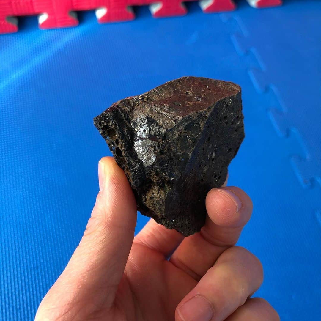 石岡沙織さんのインスタグラム写真 - (石岡沙織Instagram)「#石 誰か石に詳しい人居たら教えてください🙇‍♀️ 拾った石、個人的には火山礫か隕石だと思ってるんですけどw 周りはみんなコンクリートだよって😢 . きっとすごい石なはず❗️笑」3月3日 18時31分 - saori_ishioka_mma