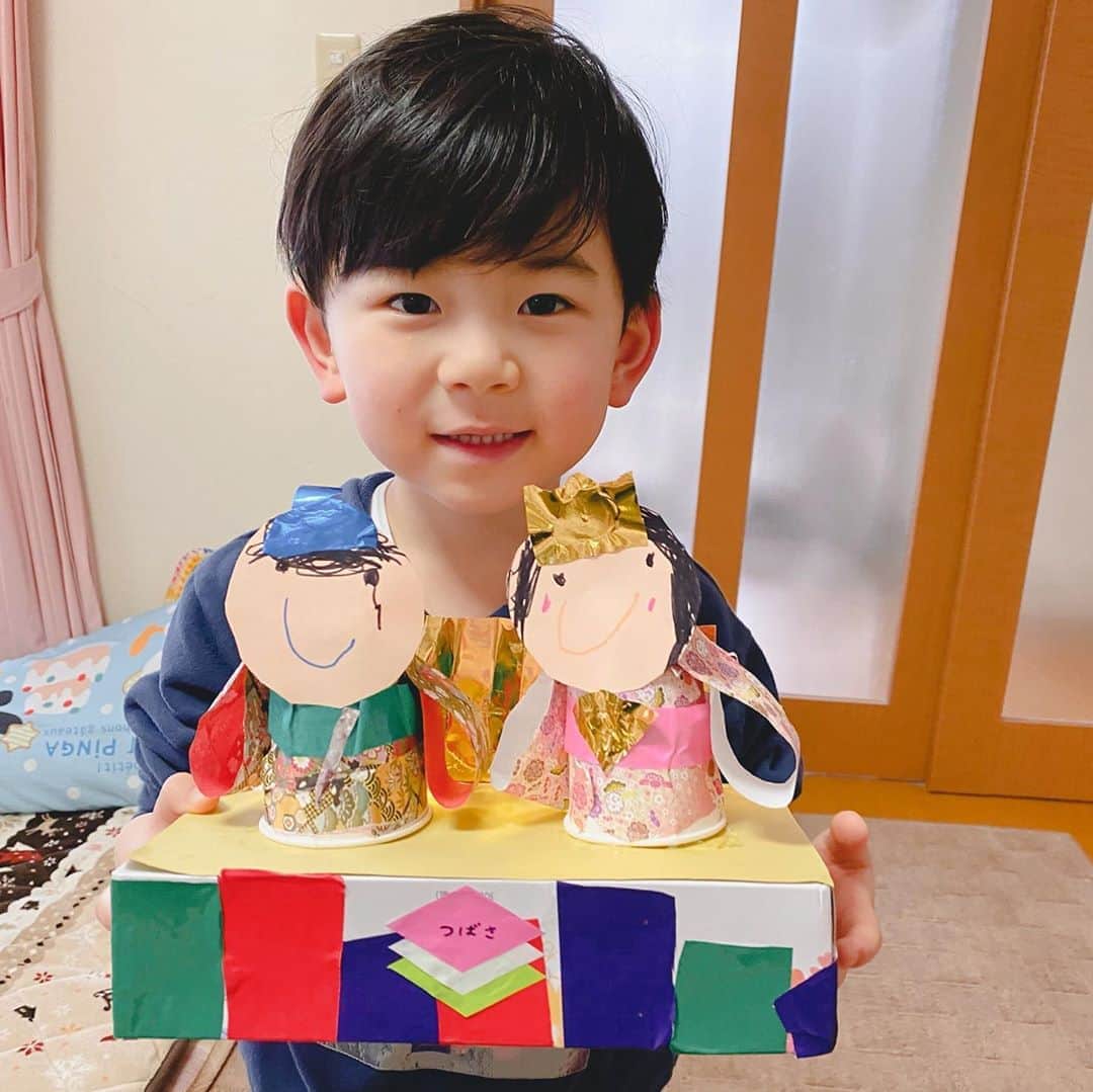 太陽チャンネルのインスタグラム：「可愛いひな祭りの飾りを 作って帰ってきたよ🎎🍡🌸 らんらんの描く顔がくせくせのくせ🤣🤣🤣 そして今日から 太陽の家庭学習が始まりましたが ローマ字より日本語勉強したほうがいいよ事案 ぼっ発でしたね😊😊😊🤤 #学校休校 #休校 #3年生」
