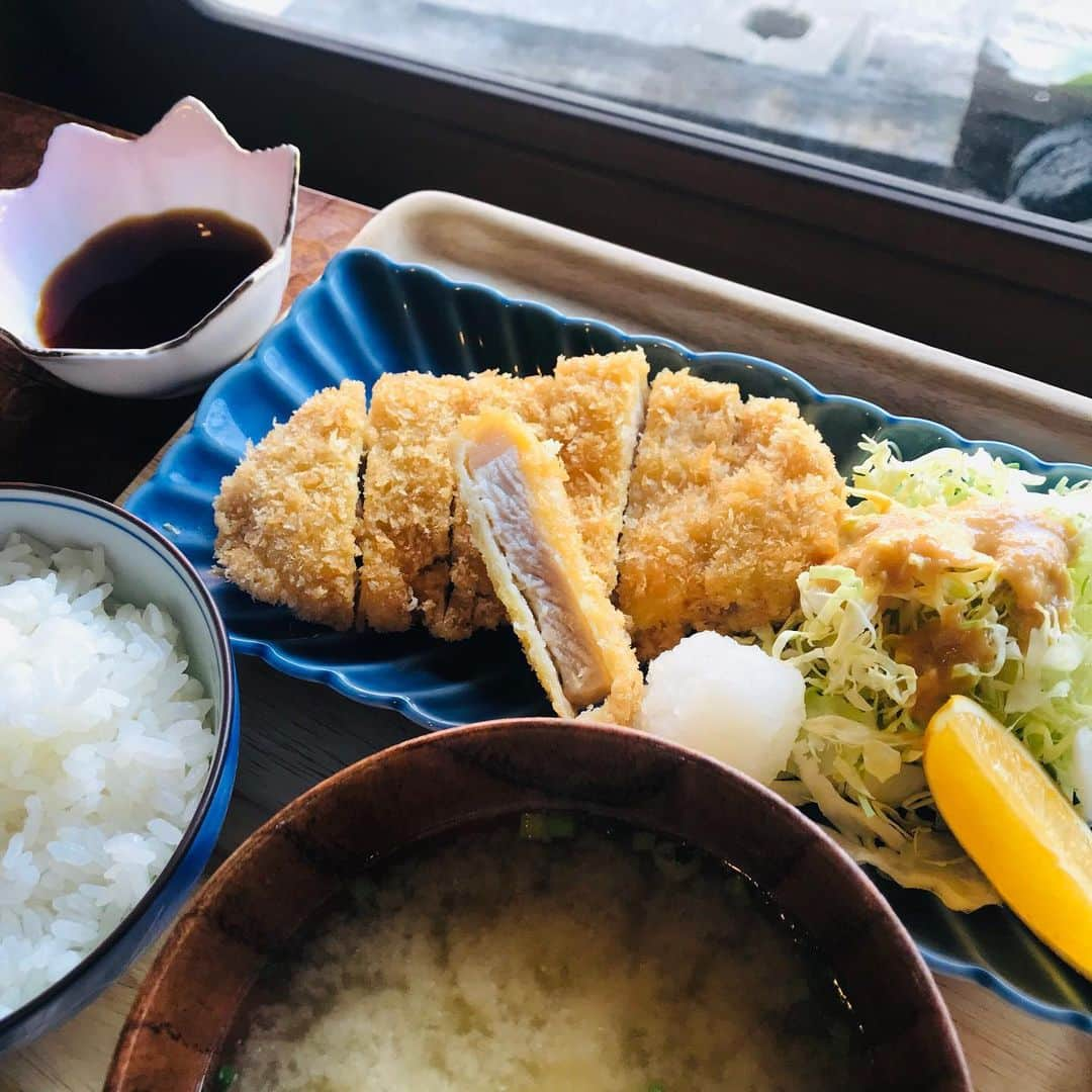 ari ta suさんのインスタグラム写真 - (ari ta suInstagram)「大好きな🐷ありたぶた。 もう食べられないのかと思っておりましたら、、、 . kasaneさんにありました🐖！！ @kasane.arita  うれしい！！ 今日の日替わりでした♫ 甘味のある脂が最高です😭 厨房から聴こえてくる「パチパチ」という揚げる音も気分が上がりました✨ . ごちそうさまでした！ . #有田ランチ  #とんかつ好きな人と繋がりたい  #豚肉巻き  #tonkatsu  #ありたぶた  #九州ランチ  #ランチ巡り」3月3日 18時41分 - aritasu_tasu