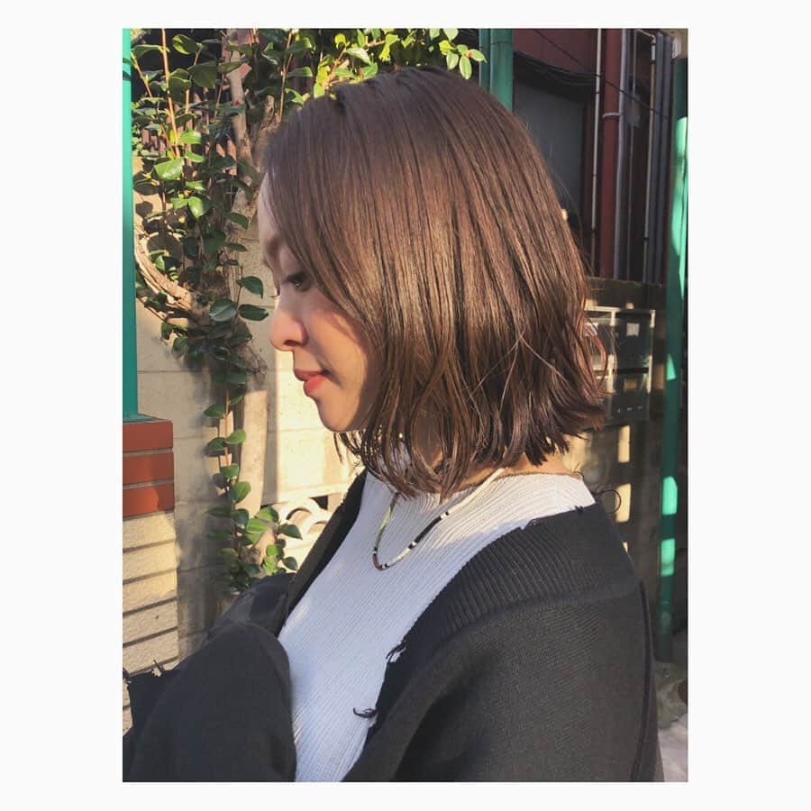 野尻美穂のインスタグラム：「髪染めてやっぱり切ってしまった😗ストレートアイロンでウェーブ出してるよ😌 @hairmake_tomo #光と影の色の違い #newhair」