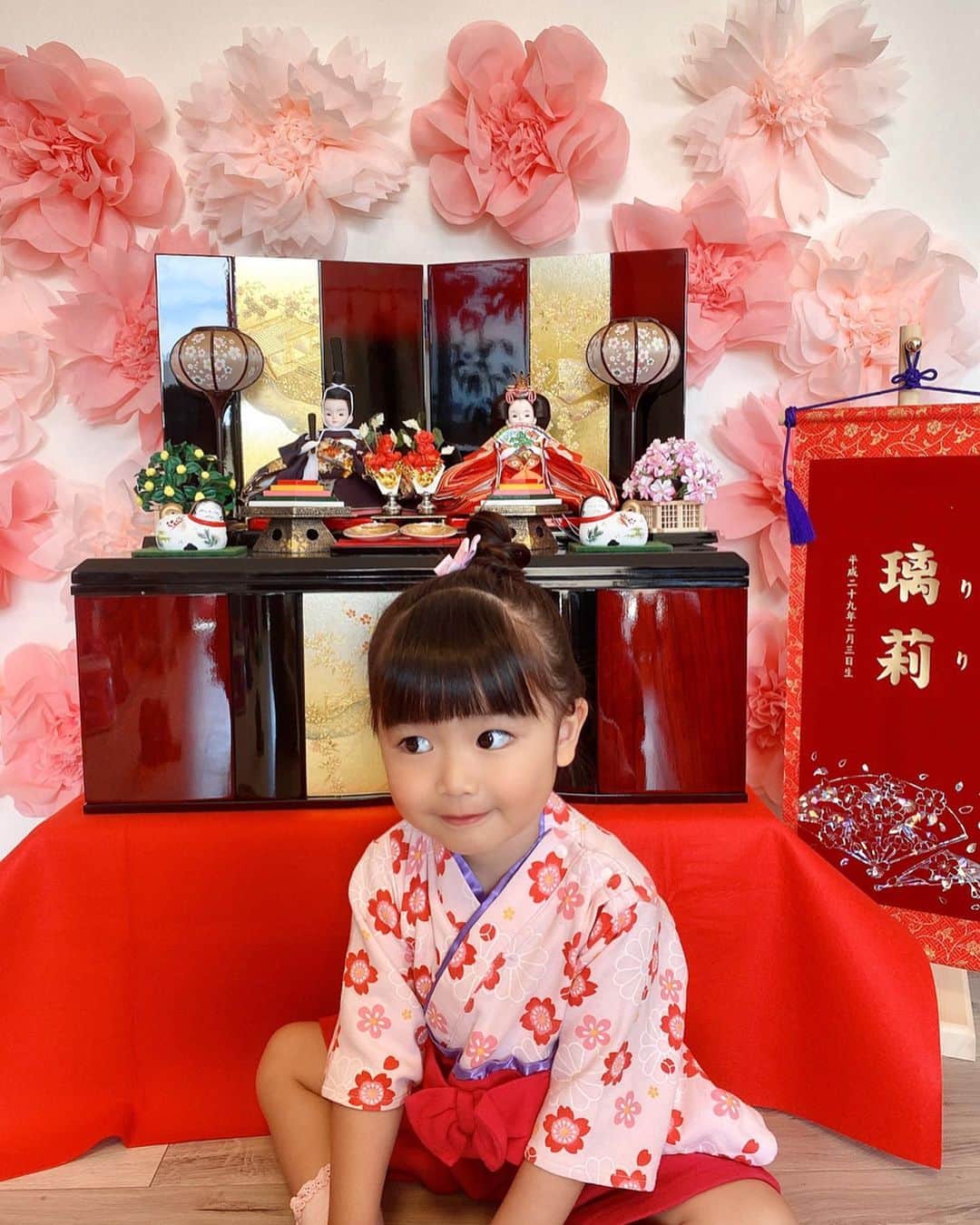 河内麻沙美さんのインスタグラム写真 - (河内麻沙美Instagram)「#ひなまつり 🎎 ． ． 結局袴ロンパースを買えずにひなまつりを迎えてしまった😂🙏 次の袴を着るイベントまでには買おうね❣️ ． 1歳、2歳、3歳と同じ衣装で撮ってるから、成長をすごい感じられる🥺‼️ 最後の写真の2枚が2歳と1歳だよ🥰 今年は誕生日に使ったお花の飾りも雛人形の周りに使ってみた✨✨ ． 児童館で教えてもらった今りりが好きなアンパンマンの替え歌を歌って(途中で飽きてるけどw)気分を上げさせる作戦🙌 そのおかげでいい写真が残せたかな？🤗 ． #LILIとRIKU の2人の写真も撮ったからまた載せま〜す‼️ ． #雛人形#節句#桃の節句#雛祭り#3歳#女の子#袴ヘア#袴ロンパース#袴ヘアアレンジ#モデル#キッズモデル#親バカ部#コドモノ#コドモダカラ#コノビー#イットママ#子供のいる暮らし#mamagirl」3月3日 18時39分 - masamikouchi
