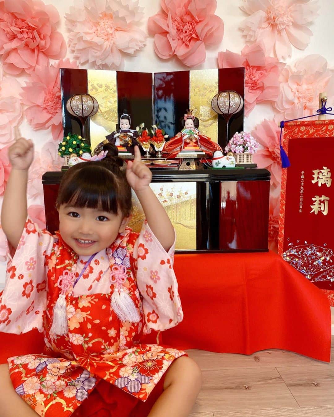 河内麻沙美さんのインスタグラム写真 - (河内麻沙美Instagram)「#ひなまつり 🎎 ． ． 結局袴ロンパースを買えずにひなまつりを迎えてしまった😂🙏 次の袴を着るイベントまでには買おうね❣️ ． 1歳、2歳、3歳と同じ衣装で撮ってるから、成長をすごい感じられる🥺‼️ 最後の写真の2枚が2歳と1歳だよ🥰 今年は誕生日に使ったお花の飾りも雛人形の周りに使ってみた✨✨ ． 児童館で教えてもらった今りりが好きなアンパンマンの替え歌を歌って(途中で飽きてるけどw)気分を上げさせる作戦🙌 そのおかげでいい写真が残せたかな？🤗 ． #LILIとRIKU の2人の写真も撮ったからまた載せま〜す‼️ ． #雛人形#節句#桃の節句#雛祭り#3歳#女の子#袴ヘア#袴ロンパース#袴ヘアアレンジ#モデル#キッズモデル#親バカ部#コドモノ#コドモダカラ#コノビー#イットママ#子供のいる暮らし#mamagirl」3月3日 18時39分 - masamikouchi