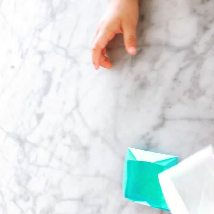 のインスタグラム：「* 桃の節句🎎✨ 出産の準備で すっかり雛祭りを 忘れてた💦 せめての思いで明治屋に行って あられや散らし鮨のお刺身を ゲットした✨ 最好きな豆大福も買ってしまった💖 久しぶりのお買い物。 わくわくした✨ * ちょうどいい折り紙が家から発見✨ あられを入れる可愛い器に変身❤️ * #singapore  #雛祭 #ももの節句 #雛人形 #雛祭りの歌 #寝不足が続く」