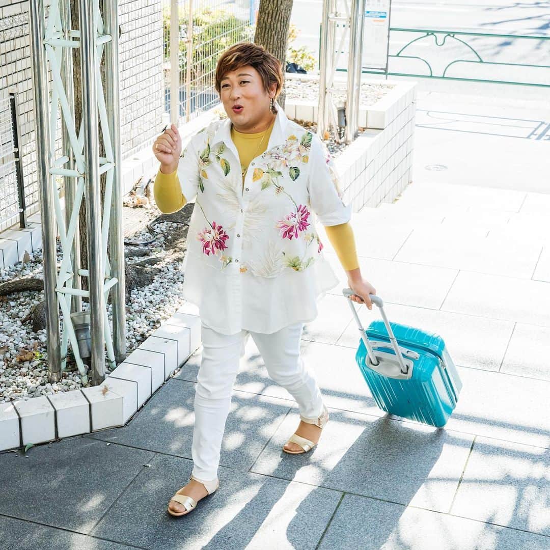 クリエイターズ・ファイル公式（ロバート秋山）さんのインスタグラム写真 - (クリエイターズ・ファイル公式（ロバート秋山）Instagram)「・ ・ 3月3日は耳の日。 ・ 売れっ子芸能レポーター、 伊丹優子。 ・ 情報収集は、歩き回って耳と足で地道に集めるという。 各地レギュラー番組へは前乗りが多く、キャリーバッグには最大5日分の衣類が入っているというのは有名な話。 ・ では、伊丹が担当する人気コーナー「蔵出しいちばん!  芸能チェック」がある情報番組のタイトルは、朝なまっ。何ワイドでしょう?! ・ 答えは明日の投稿の最後で! ※昨日のクイズの答え→「テニスサークル」 ・ #クリエイターズファイル #伊丹優子 #情報 #番組 #耳 #芸能 #コーナー #レポーター #地方 #キャリーバッグ #クリエイター #クイズ #記念日 #サプライズ #ダイアリー #写真日記 #日記 #サプライズ #ザテレビジョン」3月3日 18時45分 - creatorsfile_officialgoods