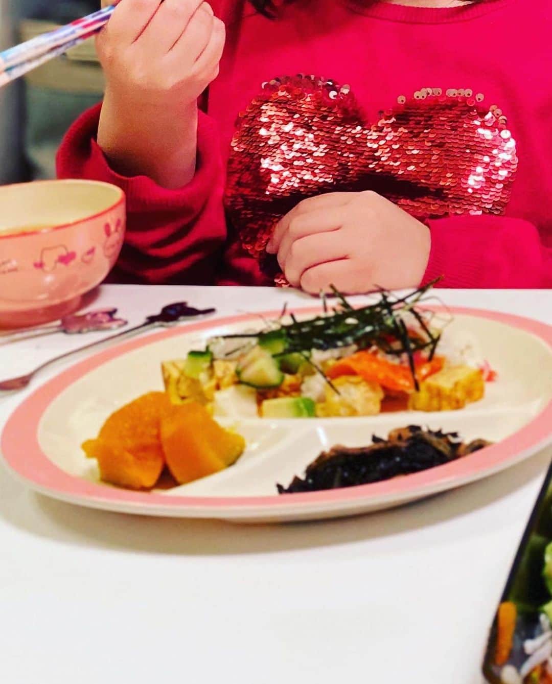 海保知里さんのインスタグラム写真 - (海保知里Instagram)「雛祭りご飯。子ども達が塩漬けの桜の葉を食べられるようになりました！それも「しょっぱいけどお餅とあうね」と話してる💕大人だ。 #イクラが高すぎて買う気にならず #今年はスジコにしました #アボカドいりちらし寿司 #出来上がってから #錦糸卵を作るのを忘れて #大急ぎで後から加えました #昨夜の豚汁と共に #ちらし寿司 #ひなあられ #雛祭り #海保知里」3月3日 18時45分 - chisato_kaiho