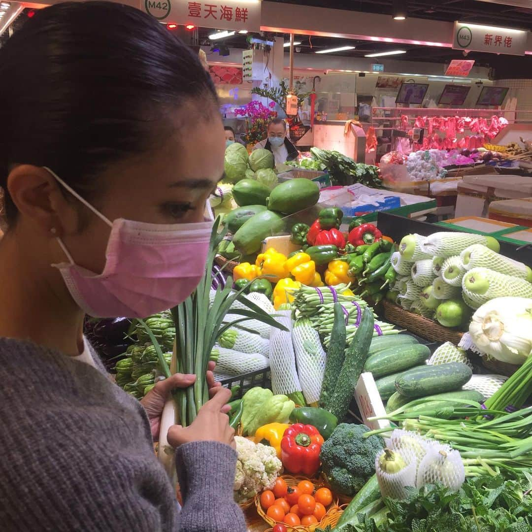 井川祐輔さんのインスタグラム写真 - (井川祐輔Instagram)「香港滞在記#158 【街市】 ちょっとずつですが普段の香港に戻りつつある今日この頃。 2月初旬はこの先香港はどうなってしまうのだろうか？？？ というくらいのゴーストタウン化していました。 3月を迎え相変わらず学校は4月中旬まで休みですが、日常生活は活気をとりもどしつつあります。 我が家の最寄駅には街市と呼ばれる市場があります。 スーパーマーケットより安く質の高い野菜やお肉、そして果物が手に入ります。広東語で数量や重さなどを話さないといけないので、我々にはハードルが高いですが、良い食材を手に入れるにはここが1番。 香港3年目に突入したので、そろそろ広東語で会話くらいは出来ないといけないなと、本格的に勉強するか迷い中。  #香港滞在記#香港 #街市 #野菜#お肉#果物 #新鮮#鮮度抜群  #広東語 #hongkong#hk #vagetable#meat#fruit #fresh #cantonese」3月3日 18時53分 - yusukeigawa_4