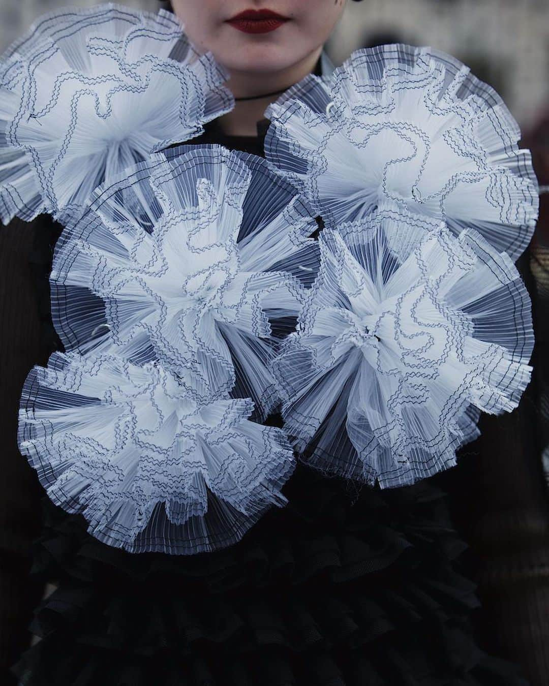 秋元梢さんのインスタグラム写真 - (秋元梢Instagram)「⚪️noir kei ninomiya⚫️ #pfw #noirkeininomiya」3月3日 18時56分 - akimoto_kozue