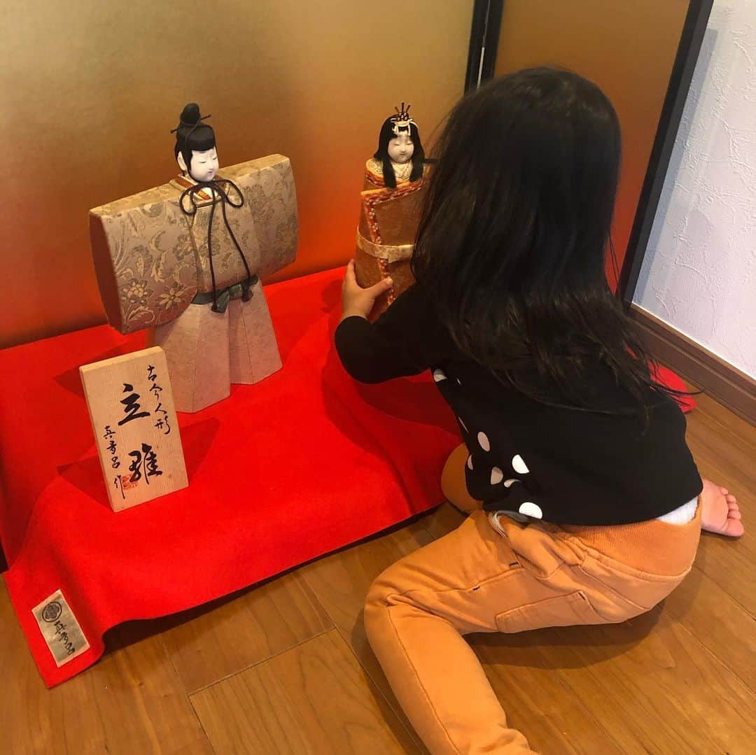 城咲あいさんのインスタグラム写真 - (城咲あいInstagram)「①自分の名前書いてあると思ってる。  ②気付いたらアンパンマンのマラカス供えてあった。しかも、雛人形がちょっとずつ前に出てきている。  ③ちょっとずつ前に出してる犯人。  #雛祭り #雛人形 #去年#お雛様は #優しく触ってね と#言ったのを #覚えてた #みたいで #優しく #触ったり #なぜか#少しずつ#前に出したり #してます#🤣#城咲あい#夢生#むう #2歳#女の子ママ #子育てママ #ワーママ #親バカ部」3月3日 19時16分 - ai.shirosaki