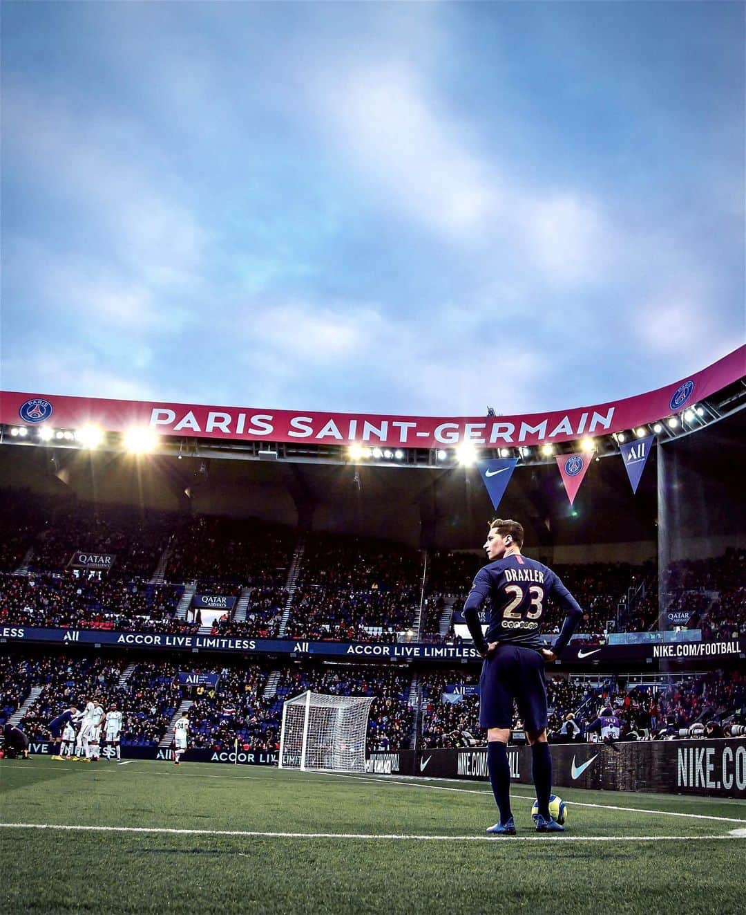 ユリアン・ドラクスラーさんのインスタグラム写真 - (ユリアン・ドラクスラーInstagram)「🔥 Parc des Princes 📸 @sofyiedescours • • • #draxler #football #ligue1 #icicestparis #allezpsg #psg #paris #paname #jdx」3月3日 19時12分 - draxlerofficial