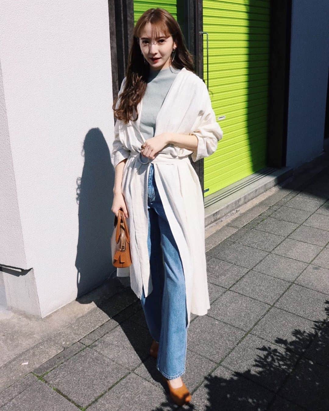 平木愛美のインスタグラム：「お天気が良いとそれだけで気持ちがhappy💞🌈 今日はぽかぽかと暖かくて、春なさらっとガウンを羽織るだけで、お外出れた🌞  ベルトでブラウジングしたり、色々着れる可愛いガウン⚪️ . そろそろ春服を私服でも着れだしたの嬉しい♡  ゆるりと、カジュアルなご近所コーデ。私服。  このコーデがちらりと登場する春服なYouTube動画も作成中なのでおたのしみにです。🧸👕 編集ずーっと一週間くらいしてるのですが、間に合えば今夜、、アップするかなあ、、、！🤍 明日以降になるかもしれませぬ、、、 #titivate #ティティベイト #titivatestyle #リネン混オーバーサイズガウン #fashion #instagood @titivatejp . #君の膵臓をたべたい 観て、泣き顔🦋」