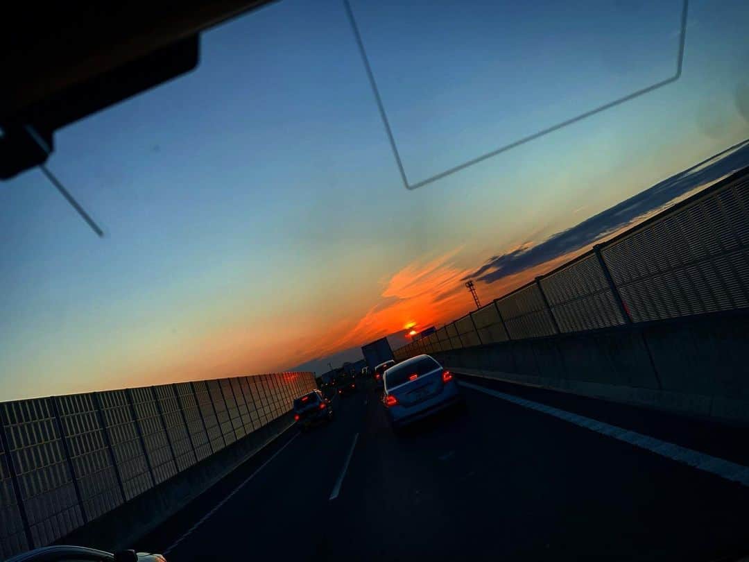 舘野将平さんのインスタグラム写真 - (舘野将平Instagram)「渋滞だから良く見えた夕焼け🌇 一方面から見ると悪いことばかりしれないかもだけど、多方面から見たら 違ういいことが見つかるかもね。 こんな時だからこそ。  #夕焼け #エモい #view#japan#mood #空#sky#beautiful」3月3日 19時27分 - shohei_tateno_921