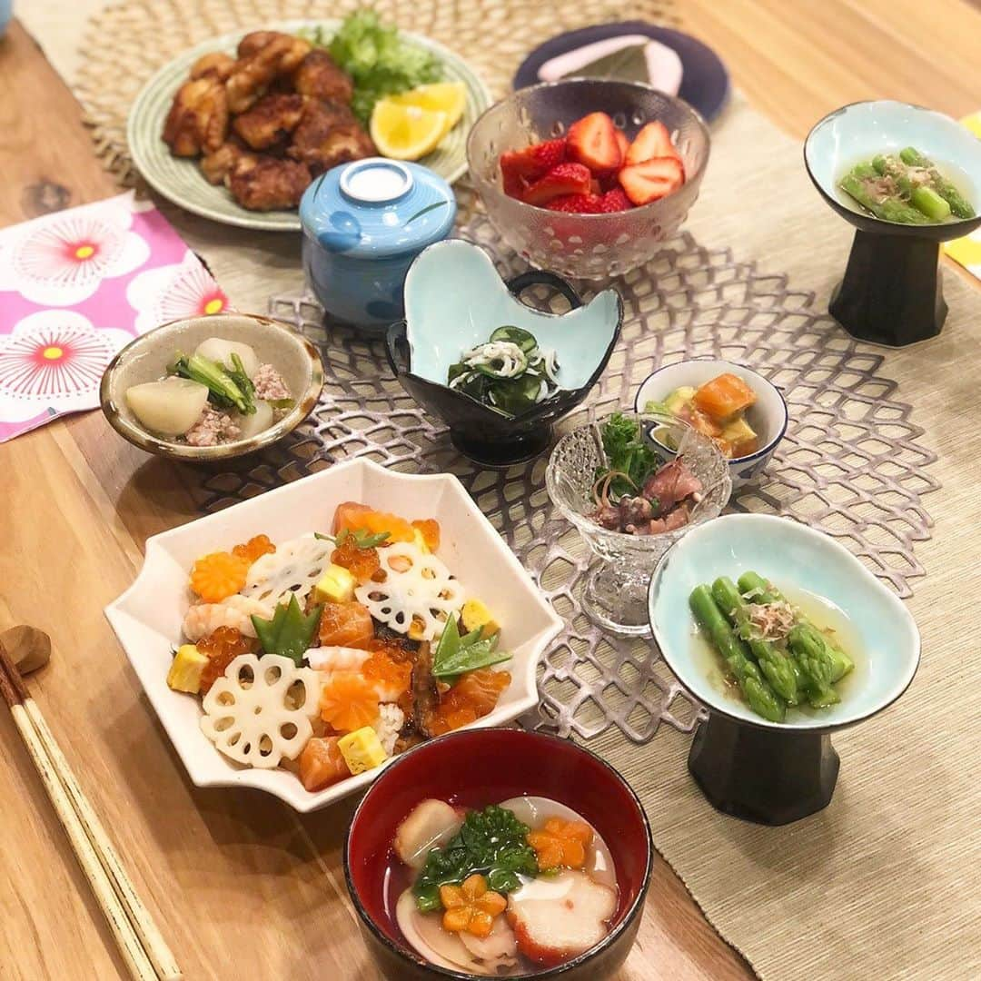 小林悠さんのインスタグラム写真 - (小林悠Instagram)「ひな祭り🎎  今日はひな祭りだったので家でちらし寿司が出ました😄  子供たちもたくさん食べて楽しい夕食になりました☺️ 幼稚園で作ったひな人形も上手にできていたのでホッコリしました^_^  僕はこう見えて小学生の時も中学生の時も図工の成績が5だったので子供たちもそうなってくれると嬉しいです😌  図工、音楽、体育が5で。  他はだいたい3でした😑笑  まぁ人には向き不向きがありますからね。笑  サッカー選手になれてよかったです。笑」3月3日 19時28分 - kobayashiyu11