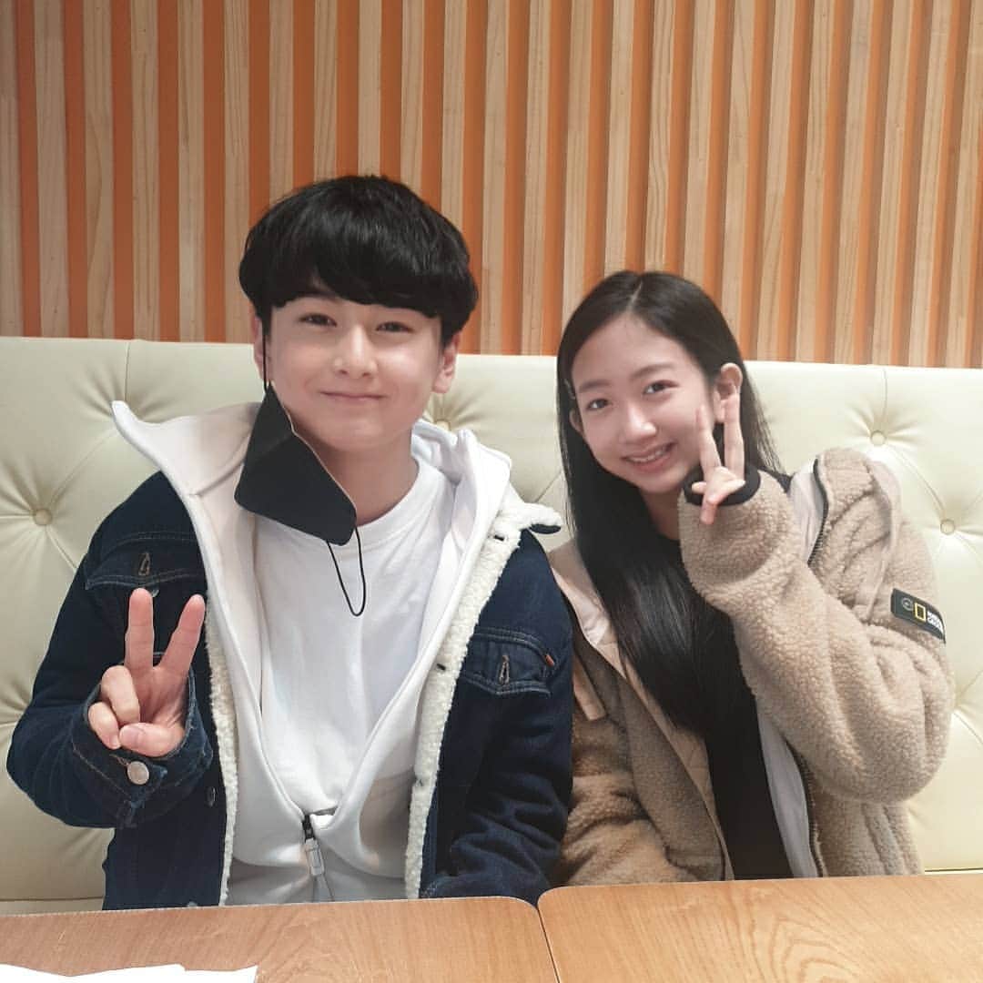 イ・チェミのインスタグラム：「쪼꼬미들이 언제 요래 컸는지ㅎㅎ 채미보다 한살 어리지만 항상 오빠 같았던 로운인 오랜만에 만나니 더욱 오빠미 뿜뿜😍🙊 @rowoon0216  #이조합은진리 👍👍 #아홉수소년 #동구백지 #동백커플 #중딩커플 한번 더 해보자😁🙏」