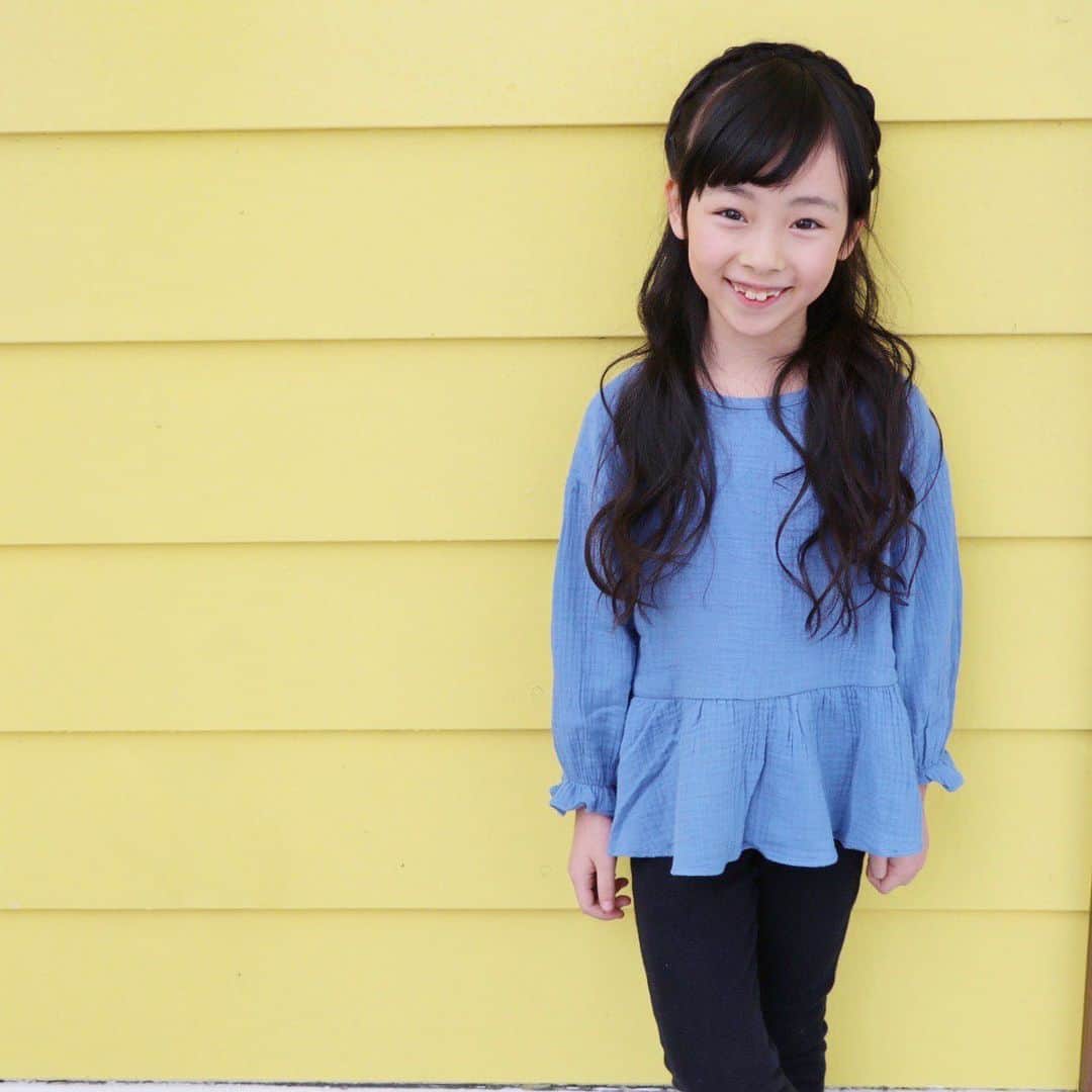 のインスタグラム：「3/3 ・ お友達( @masu___t )に 髪をふわふわにしてもらった日👧🏻 ・ ・ この日のお洋服は @sharez1313 さんの春服🌸 ・ 柔らかい生地で着心地抜群☺️👌 ・ ・ 今年は 引越し準備で お雛様を出せなかったな🎎 ・ もう何百回 いや何千回 ・ 荷造りから現実逃避したくなっています 📦📦📦📦📦📦📦 ・ ・ あ、スワイプ2枚目お気に入り☺️♡← ・ ・ ・ ・ ・ #7歳#インスタキッズ#キッズコーデ#キッズファッション#仙台ママ#JSガール#韓国子供服#JS1#smarby#ig_kids#ig_kidsphoto#kids_japan#kidsfashion#kjp_ootd#mamagirl#comona#ig_kidsfashion#instagram_kids」