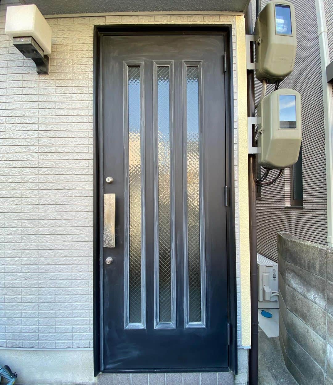 有限会社 リフォームきたむらさんのインスタグラム写真 - (有限会社 リフォームきたむらInstagram)「玄関ドアリフォーム LIXIL リシェント玄関ドア3 G82型　クリエダーク色  G82型は扉を閉めたまま風を取り入れることができる、彩風ドアです。 よく玄関に網戸を取り付けられないかとお尋ねられますが、ドアを開けたままでしか使うことができないので不用心です。彩風ドアなら鍵を閉めたままで使えるのでとてもオススメです😄  #リシェント#リシェント玄関ドア3#G82型#クリエダーク#採風ドア#LIXILドア#リフォームきたむら#リフォーム#ドアリフォーム#玄関リフォーム#ドア#マイホーム#住宅#家#建築#工務店#house#design#暮らし#施工事例」3月3日 19時37分 - reform_kitamura1953