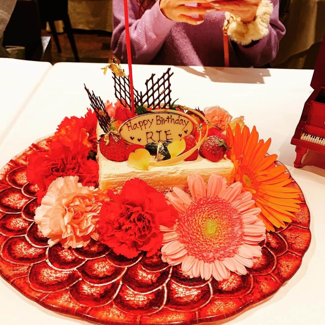 王理惠のインスタグラム：「1足早く😁素敵女子のみんながお祝いしてくれました🥰忙しい中ありがとう😭🙏❤️河野シェフのお料理、バースデーケーキ美しすぎるー💐💐💐」