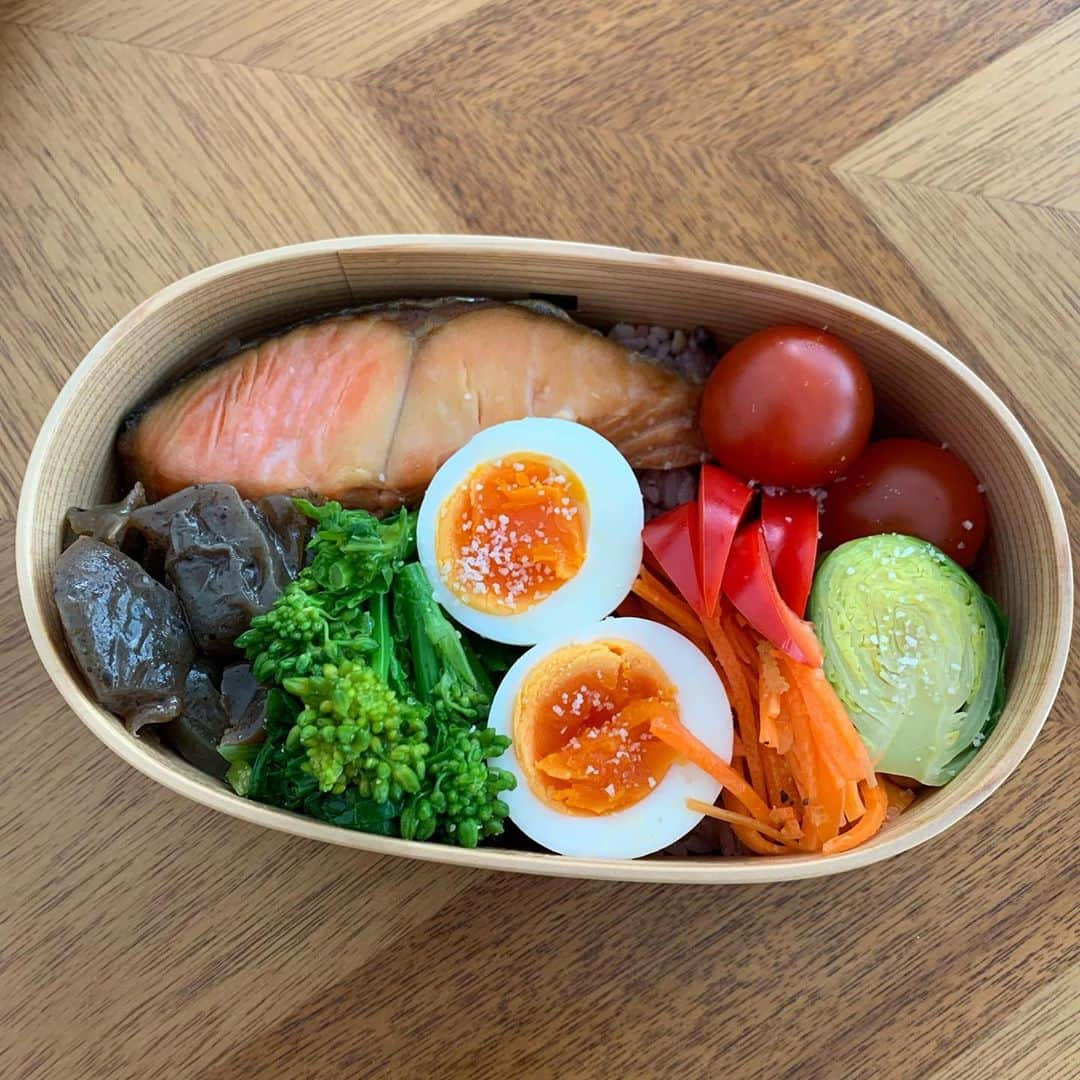 久冨慶子さんのインスタグラム写真 - (久冨慶子Instagram)「・ #お弁当 #曲げわっぱ #久冨食堂 #いつもコメントに来るけどご飯はおかずの下にあります #おなかすいたなー」3月3日 19時51分 - keiko0hisatomi