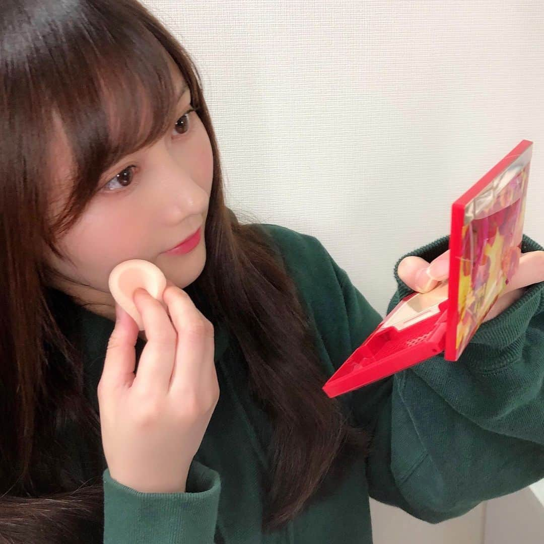 矢倉楓子さんのインスタグラム写真 - (矢倉楓子Instagram)「小鼻の赤みや毛穴をカバーしたくて﻿ 普段はクッションファンデを使っていたのですがすぐよれるし、だんだん落ちてきちゃうことがネック。﻿ 軽くて、お肌にフィットする良いファンデーション、他に無いかな〜とちょうど探していたら﻿ 出会ってしまいました✨﻿ ﻿ このESPRIQUEのパウダーファンデーション！﻿ ﻿ パウダーファンデはリキッドファンデーションと比べると比較的軽くてお化粧直しもしやすい！﻿ パウダーファンデを今まであまり使わなかったのは、どうしても乾燥が気になっていたからなのですが…﻿ シンクロフィット パクト UVは﻿ さらっとしているのにしっとりしてる！😳✨﻿ 超乾燥肌の私でも使えちゃうパウダーファンデーションです！﻿ ﻿ 蜷川実花さんがデザインされたパッケージも﻿ すごく素敵でお気に入りの理由のひとつ！💐✨﻿ ﻿ ﻿ #エスプリーク #蜷川実花 #mikaninagawa #esprique_partner #シンクロフィットパクトUV ＠esprique_official」3月3日 19時51分 - fufu_ice