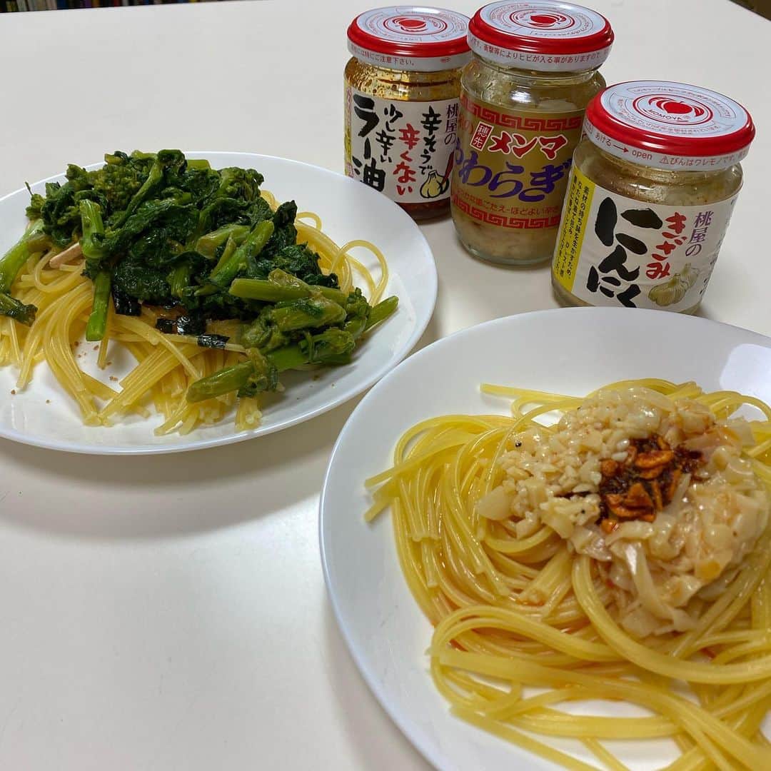 森田繁のインスタグラム：「一人前のパスタをふたつにわけ、かたや桃屋瓶詰めトリオによる和風ペペロンチーノ。こなた永谷園松茸の味お吸い物を振り、菜の花辛子和えをのせて仕上げる。美味い。これは美味い。」