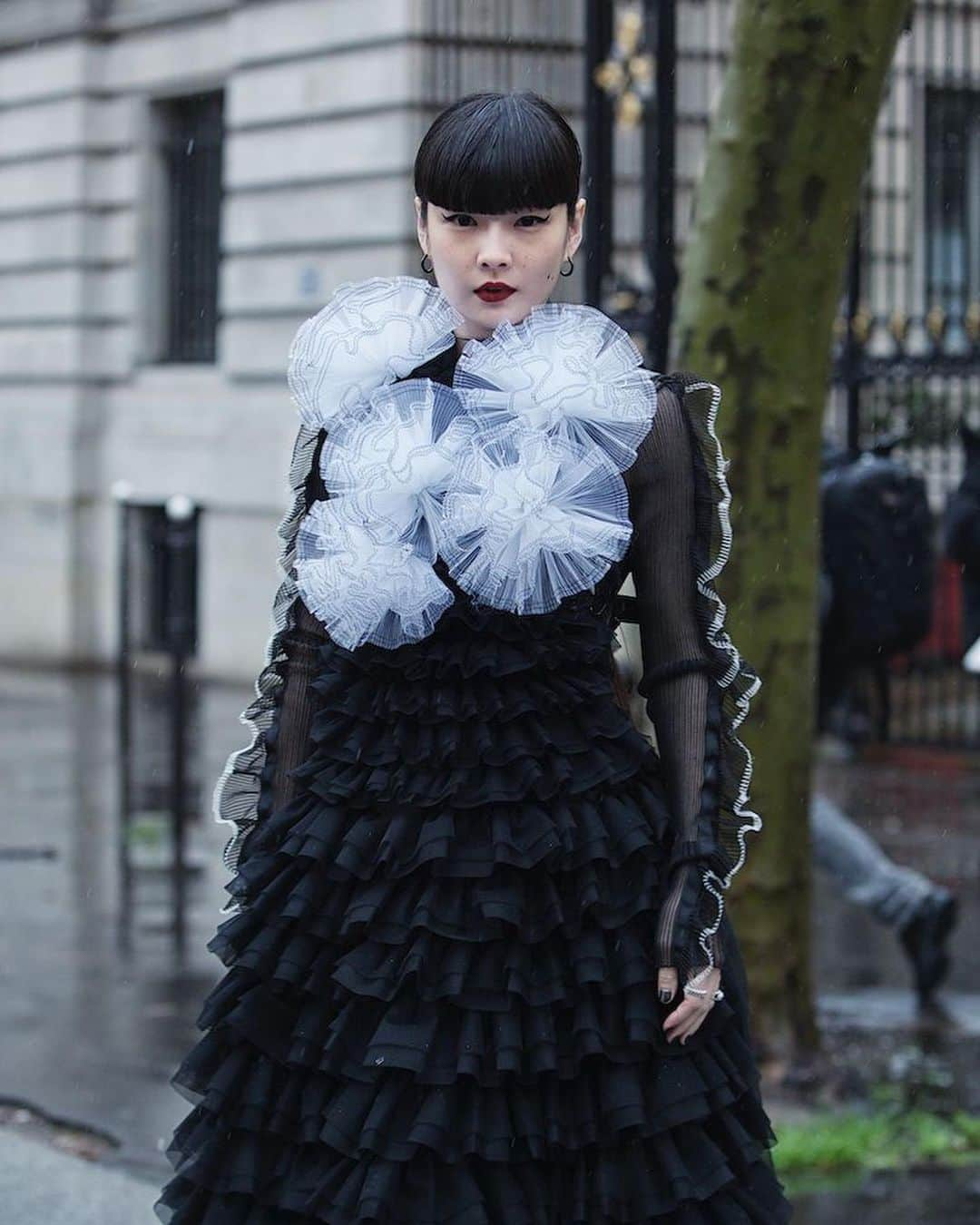 秋元梢さんのインスタグラム写真 - (秋元梢Instagram)「⚪️noir kei ninomiya⚫️ #pfw #noirkeininomiya」3月3日 19時45分 - akimoto_kozue