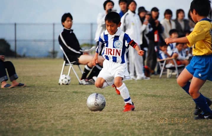 須藤駿介さんのインスタグラム写真 - (須藤駿介Instagram)「. 3月3日の雛祭りは 僕の誕生日でしたー！24歳です😂  これまで17年間はサッカー尽くしの人生で、必死になっていたのが懐かしいです。 この頃は毎日練習と試合の繰り返しで、頑張らなければいけない環境が当たり前にありました。 もちろん今も同じです！  環境もガラリと変わり大変な事やうまくいかない事が増えましたが、少しでも皆様を元気にできたらいいなと思って取り組んでいます。  チャレンジしてみたい。 この好奇心がいつしか夢に変わり、現実になったアナウンサー生活もまもなく3年目。 (鬼)下手くそですが、これからも懸命に頑張ります！笑  24歳の僕も よろしくお願いいたします！🤲 . #雛祭り #耳の日 #3月3日 #サッカーの神様 #ジーコ氏と同じ誕生日⚽️ . メッセージくださった皆様本当にありがとうございます。全部読んでます！  写真は 小学生→高校3年→大学4年→新人→現在」3月3日 19時59分 - sudo_shunsuke