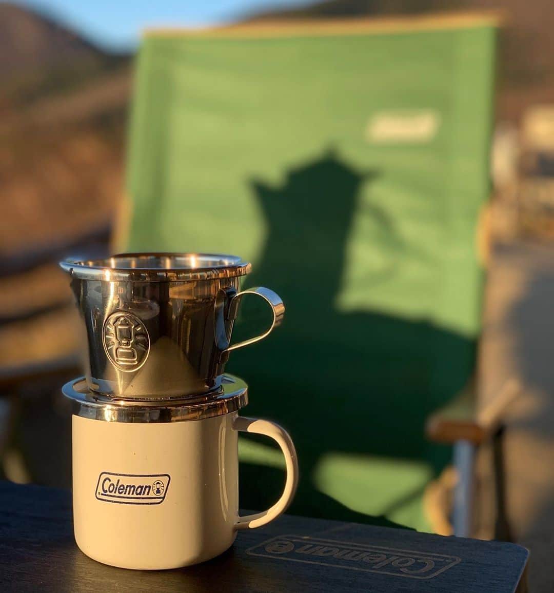 Coleman Japanのインスタグラム：「朝日☀️とコーヒー☕︎ キャンプで最高のひと時を。 ・ 📷：@syunch8さん 素敵なお写真ありがとうございました✨ ・ ━━━━━━━━━━━━━━━━━ #私のコールマン を付けて投稿して頂いた中から素敵なお写真は、コールマン公式SNSでご紹介させて頂きます♪ ━━━━━━━━━━━━━━━━━ ・ ・ ・ #灯そうColeman #灯そうコールマン #灯そう #Coleman #コールマン #Camp #キャンプ #Outdoor #アウトドア #エナメルマグ #パルテノンコーヒードリッパー #キャンプの朝」