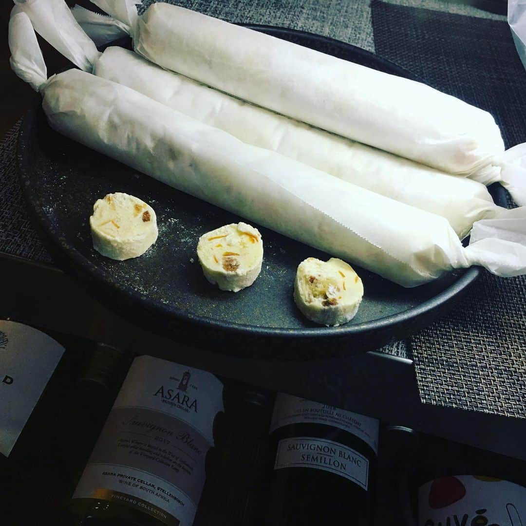 宮田麺児のインスタグラム：「ベラポルトのサラミみたいなホワイトチョコ　小さいマカロン　とビスケットは　めちゃくちゃ好きや 食べにこれないなら　お持ち帰りで グルメを楽しもう！！ ベラ ポルト 050-5589-5105 大阪府大阪市北区豊崎3-6-13  #中津#ベラポルト#サラミ#ホワイトチョコ#コロナに負けるな」