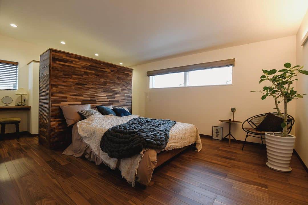 株式会社　三建さんのインスタグラム写真 - (株式会社　三建Instagram)「寝室によく隣接させるウォークインクローゼット。  一体感が出るように、柔らかく間仕切りを入れております。  ぐるぐる回れて動線や風通しも良くなります。  壁の素材も変えて、雰囲気の出る寝室です。  #三建 #sanken #神戸新聞ハウジングセンター加古川 #三建加古川モデル #ウォールナット  #寝室インテリア  #加古川注文住宅 #加古川 #柔らかく仕切る」3月3日 19時54分 - sanken.official