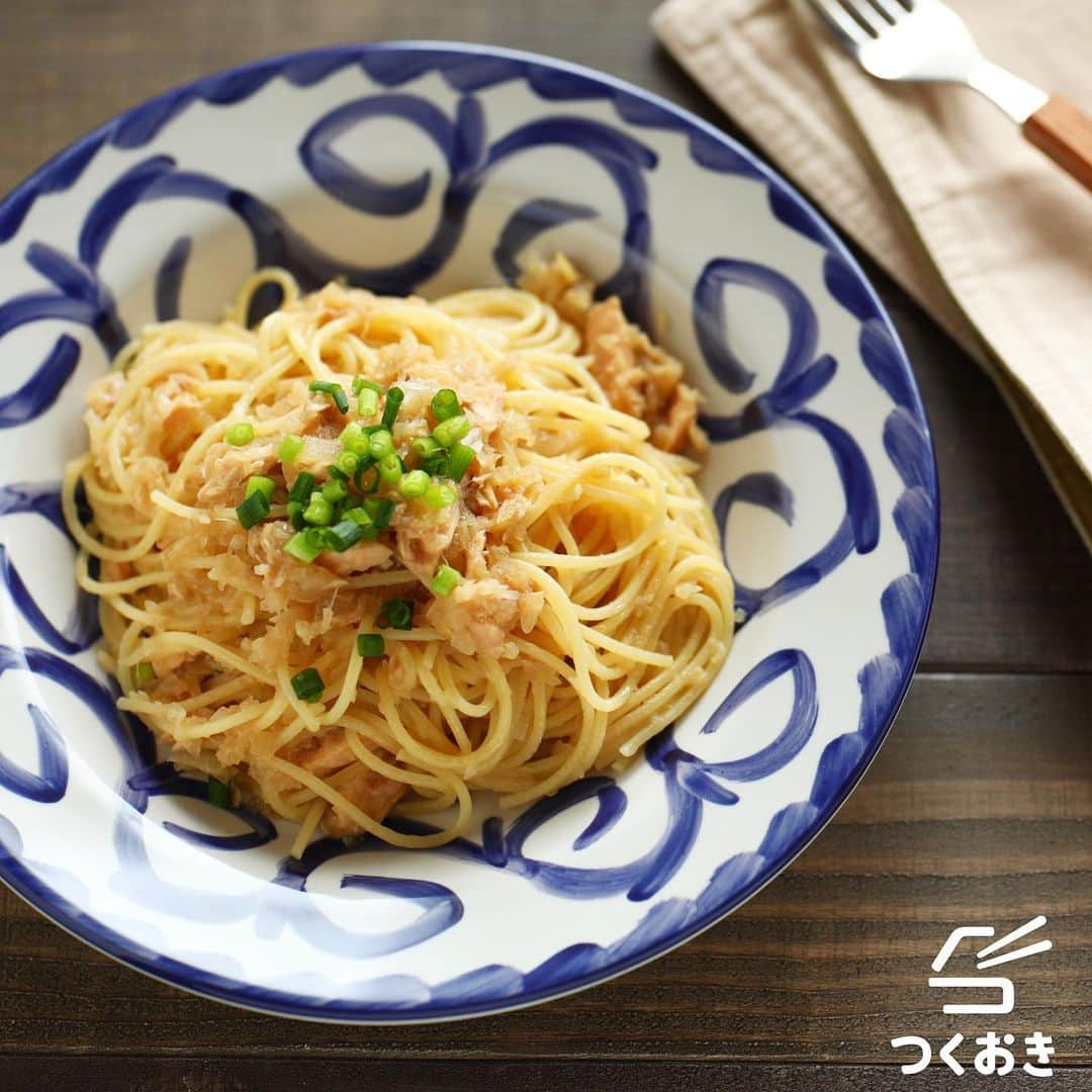 つくおきさんのインスタグラム写真 - (つくおきInstagram)「. 「ツナとたまねぎのパスタ」です🍝 . 家にある材料でぱぱっと！手軽なランチなどにもオススメです😄 ポン酢のさっぱりとしたソースです！ . 詳しいレシピはレシピサイト『つくおき』をぜひご覧ください。調理のコツなども書いています。 https://cookien.com 💡ストーリーからもレシピ見られます！ . 調理時間：15分 #すぐめし レシピID：2495 ※つくおきサイト内の検索ウインドウでこのレシピIDを入力すると、レシピを直接ご覧になれます。 . プロフィールにサイトへ飛ぶリンクもあります。 エラーになる場合はGoogleやYahoo!で「つくおき」と検索してみてください👍🏻 . 料理その他の疑問は、サイト内のメニューにある「よくあるご質問」をご覧ください。 . #つくおき #時短 #時短レシピ #今日のご飯 #自炊 #ツナ #玉ねぎ #料理 #おうちごはん #レシピ #美味しい #簡単 #簡単レシピ #パスタ #お昼ごはん #和風パスタ #晩ごはん #家庭料理 #夕飯 #献立 #ポン酢 #スパゲティー #シーチキン」3月3日 19時56分 - tsukuoki