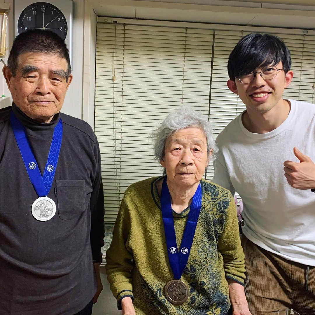 一戸誠太郎のインスタグラム：「. 3/3 帰国🇯🇵 じいちゃんとばあちゃんにも会えて結果を報告できました。 いつまでも元気でいてね🥳🥳🥳」